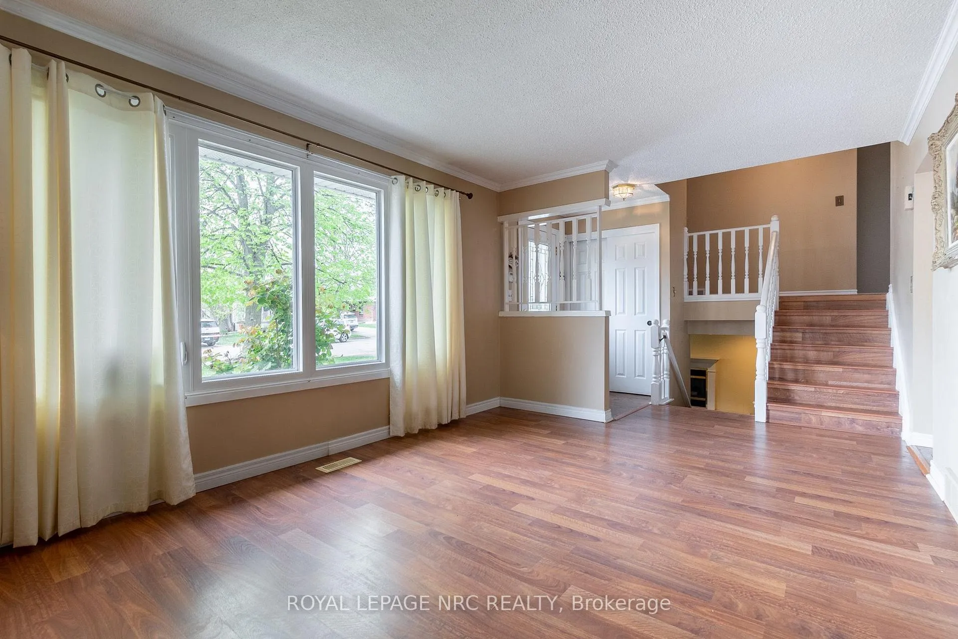 Photo 3 of 7404 Sandy Court, Niagara Falls, Oldfield — HOMEH