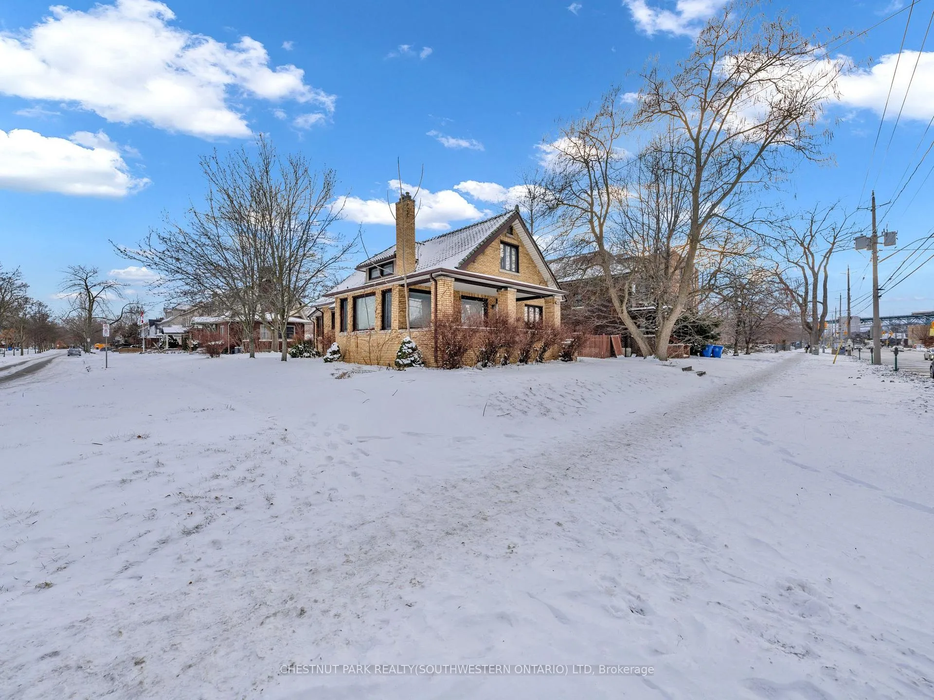 Photo 3 of 2311 University Avenue W, Windsor — HOMEH