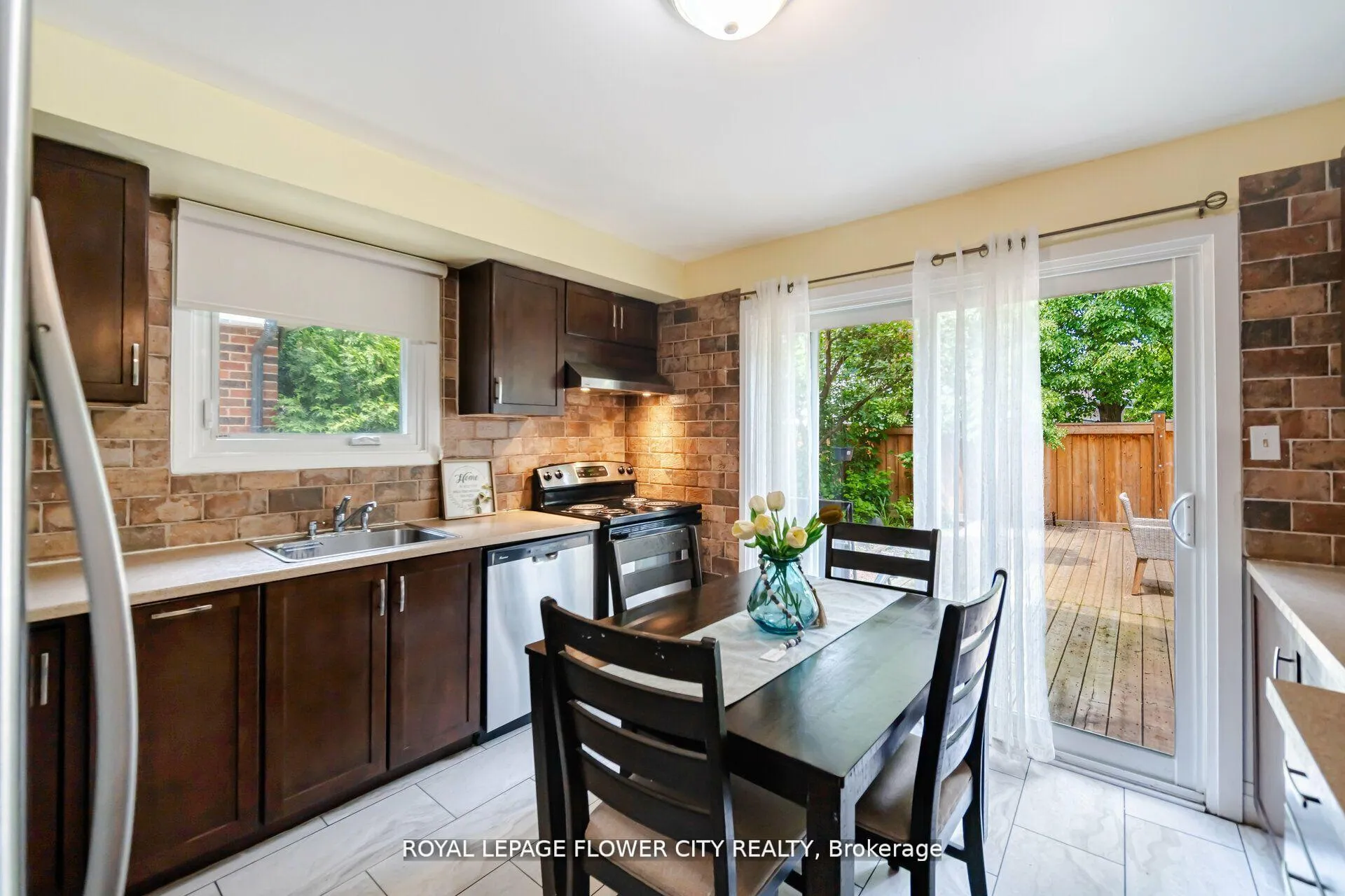 Photo 3 of 128 Fanshawe Drive, Brampton, Heart Lake West — HOMEH