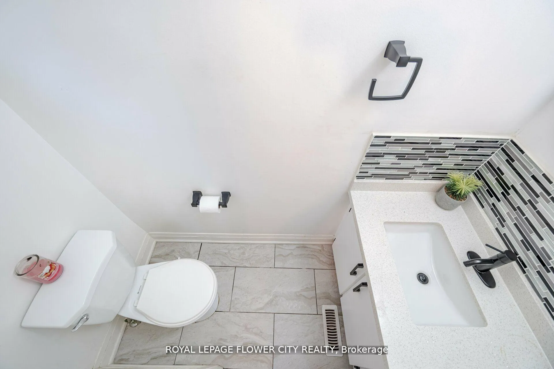 Photo 22 of 128 Fanshawe Drive, Brampton, Heart Lake West — HOMEH