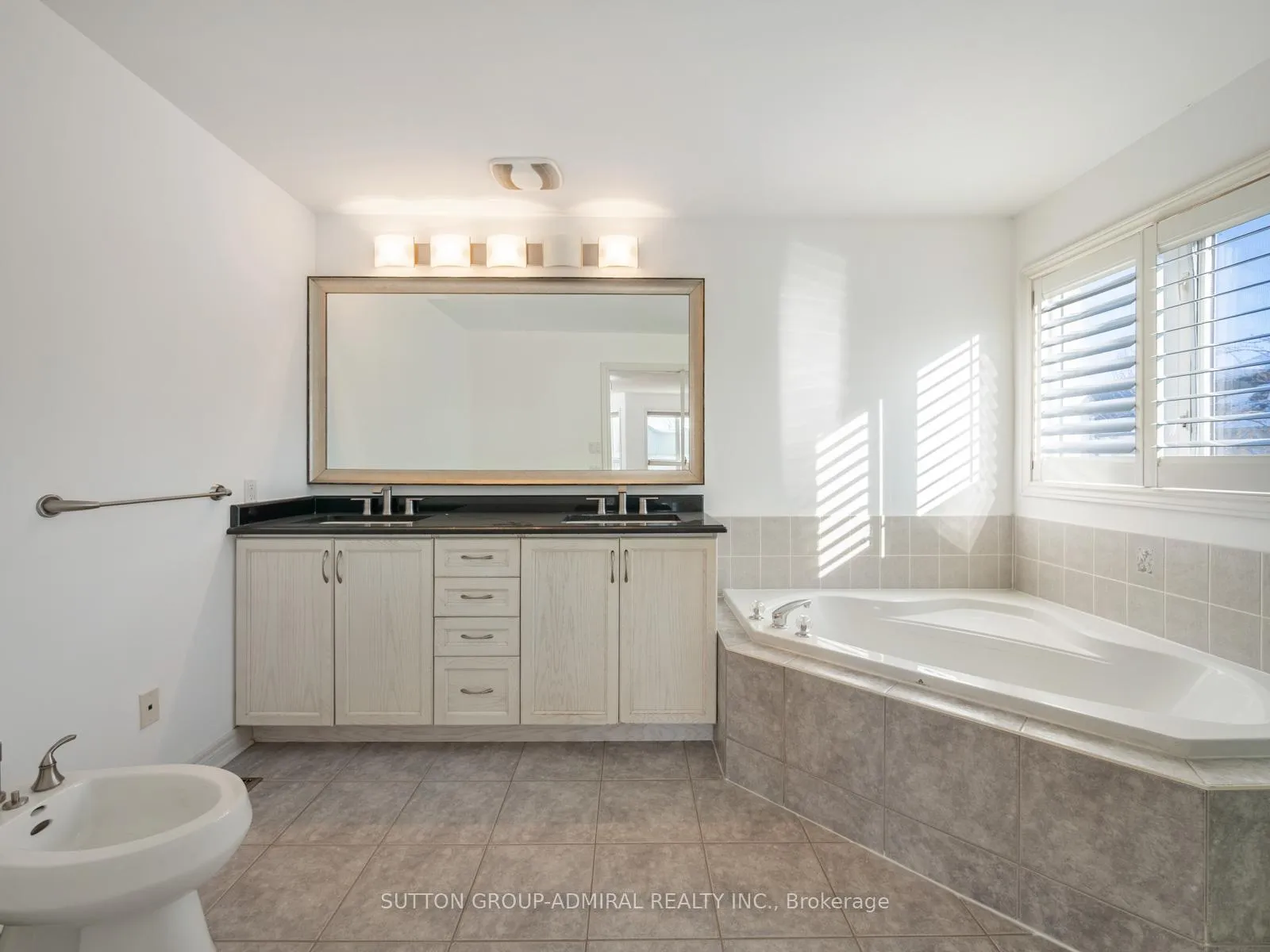 Photo 20 of 172 Kingsview Drive, Vaughan, Vellore Village — HOMEH