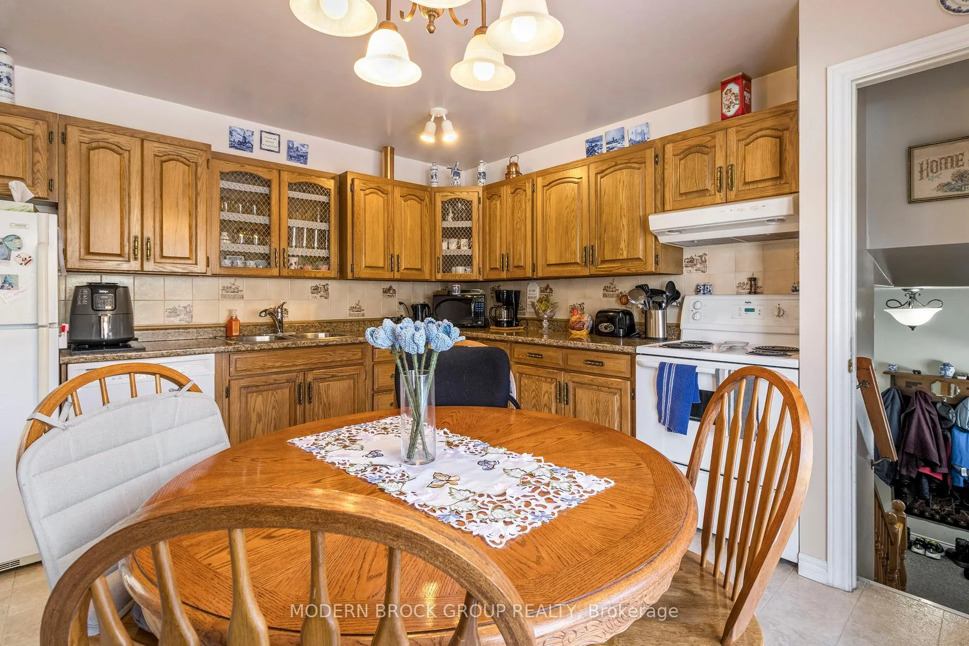 Photo 8 of 24 Bernard Crescent, Augusta, Augusta Twp — HOMEH