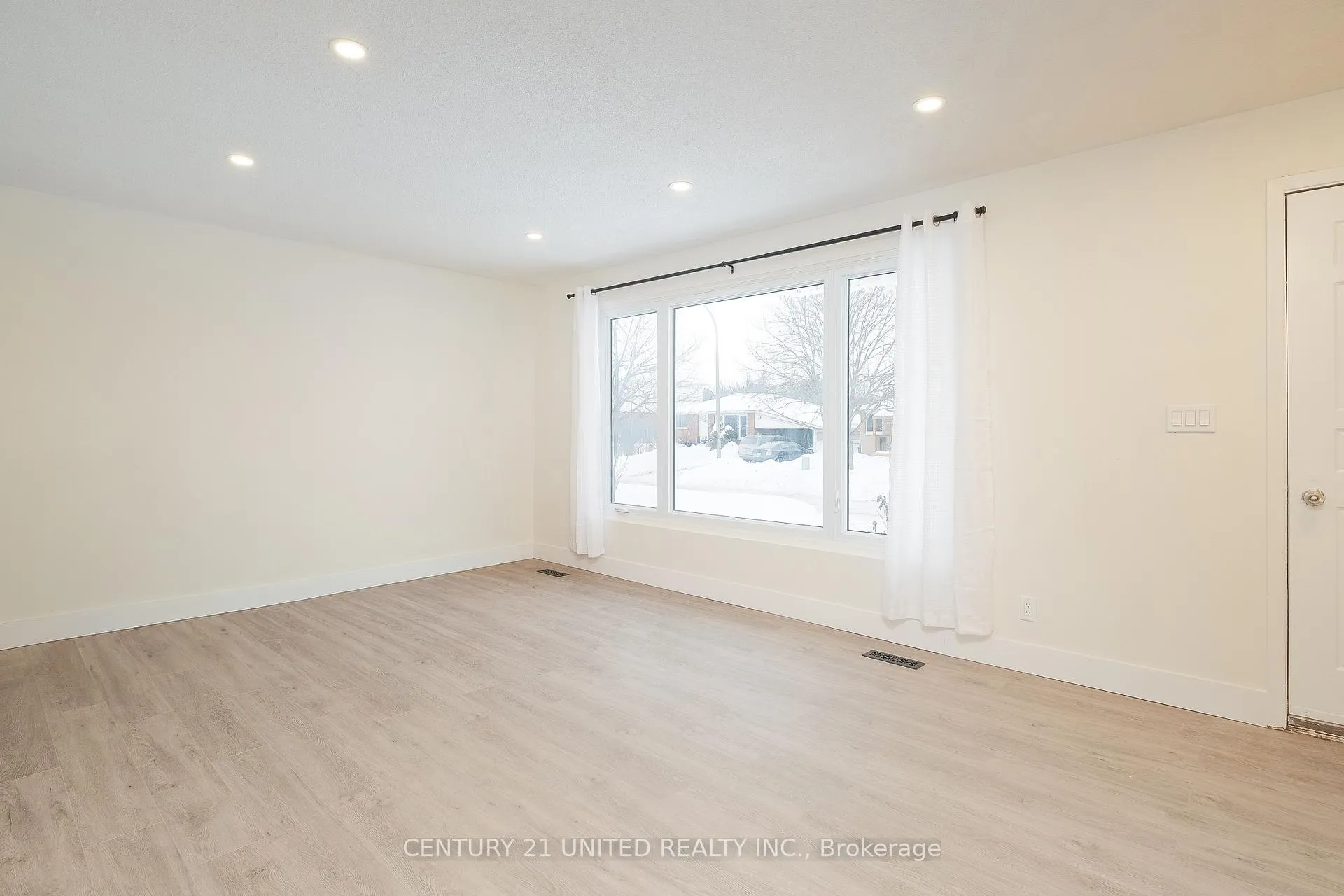 Photo 2 of 816 Stocker Road, Peterborough, Otonabee Ward 1 — HOMEH
