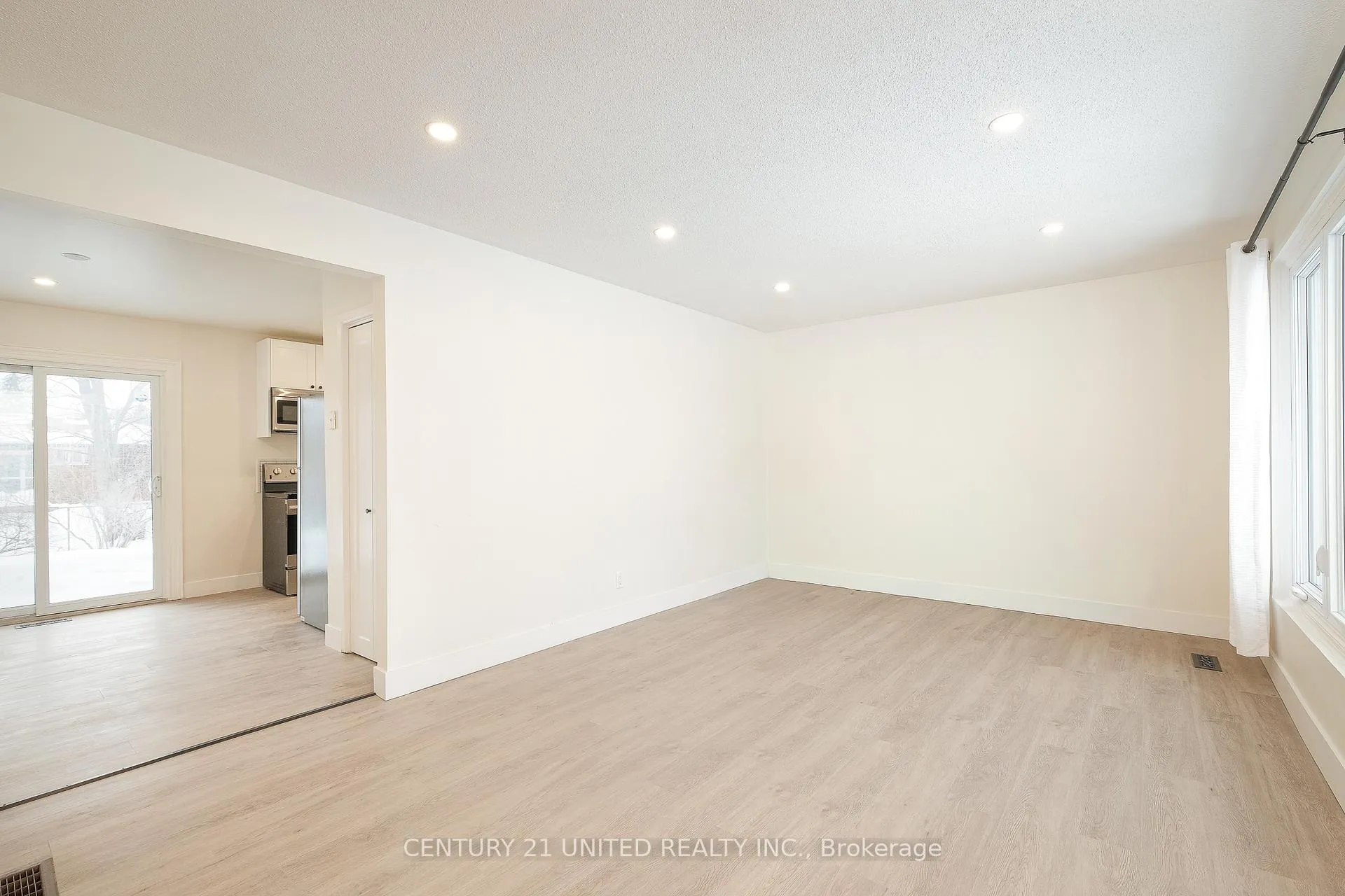 Photo 3 of 816 Stocker Road, Peterborough, Otonabee Ward 1 — HOMEH