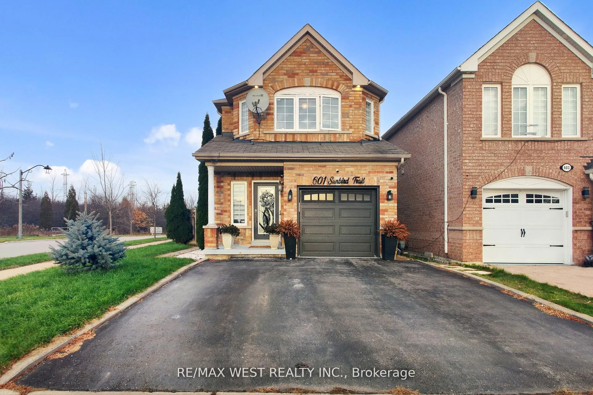 Photo 3 of 601 Sunbird Trail, Pickering, Amberlea — HOMEH