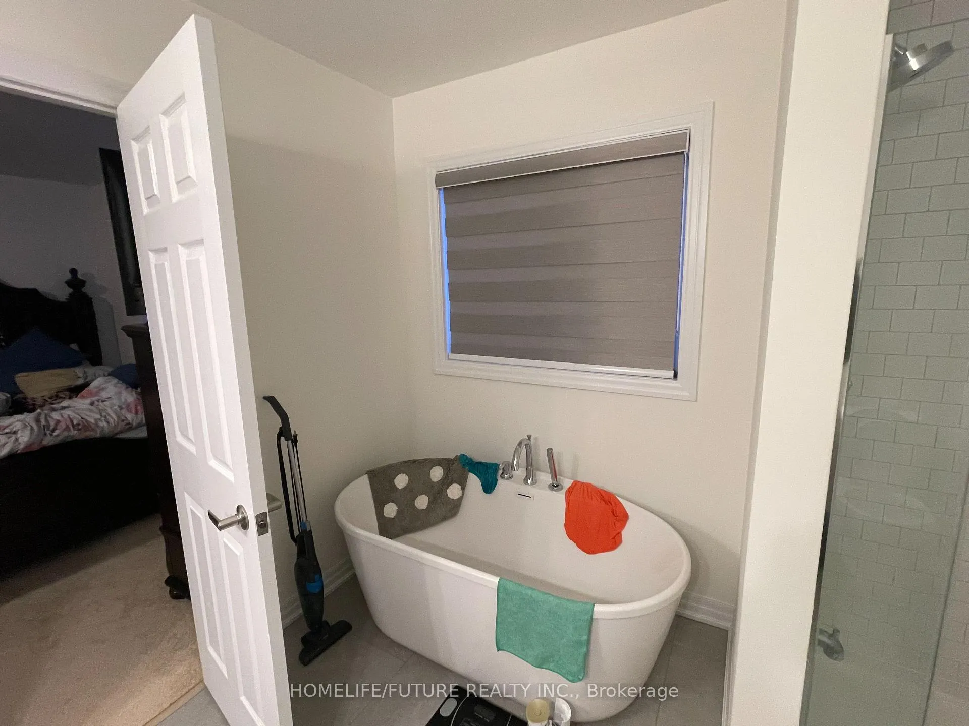 Photo 6 of 11 Salmon Crescent, Clarington, Bowmanville — HOMEH