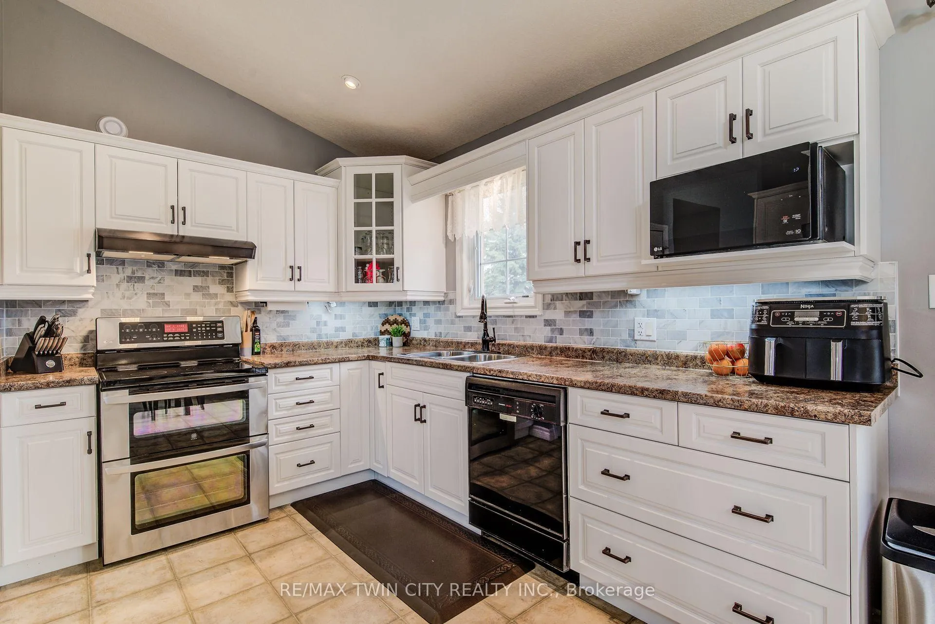 Photo 17 of 935 Baker Street S, North Perth, Listowel — HOMEH
