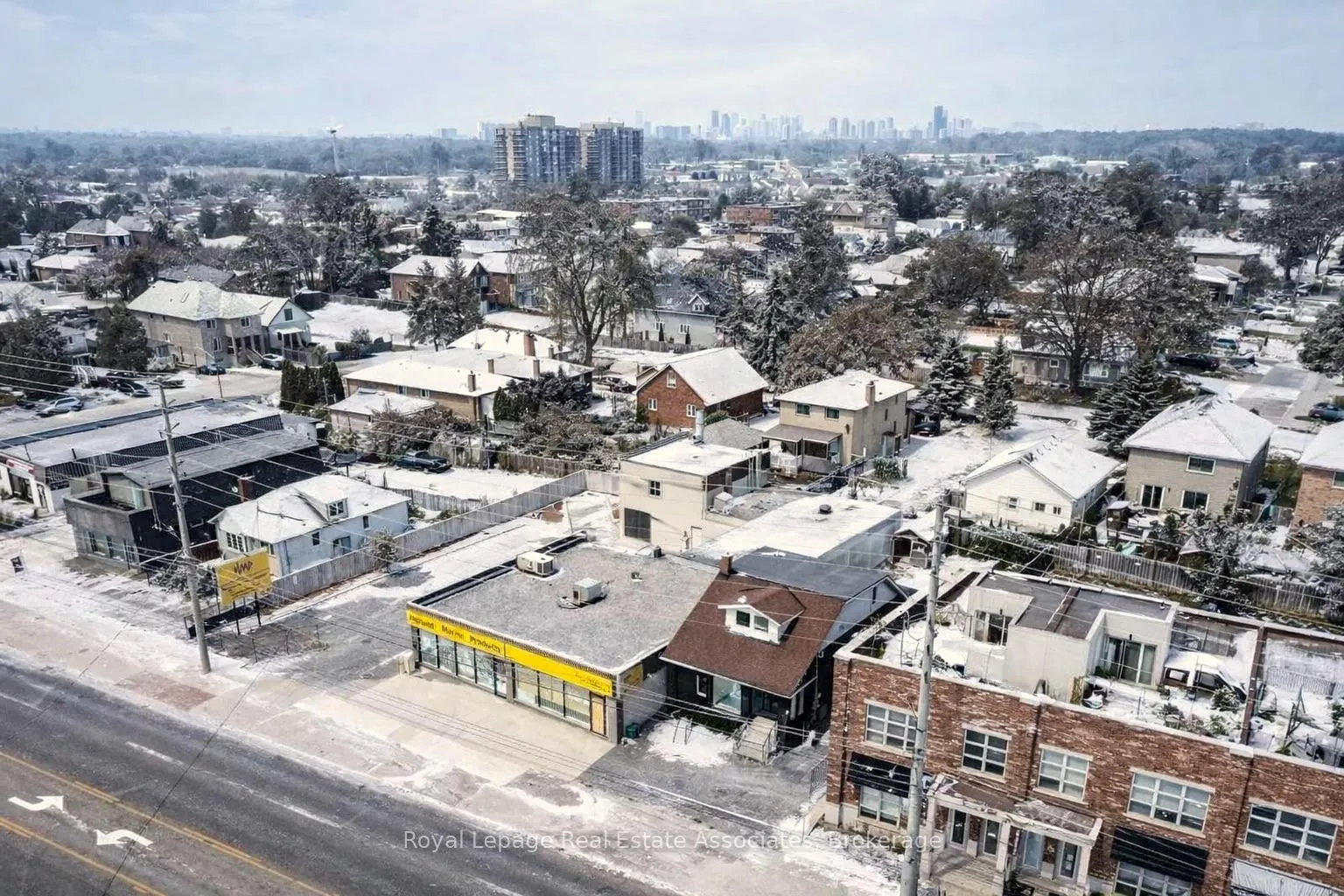 Front of 881 Lakeshore Road E