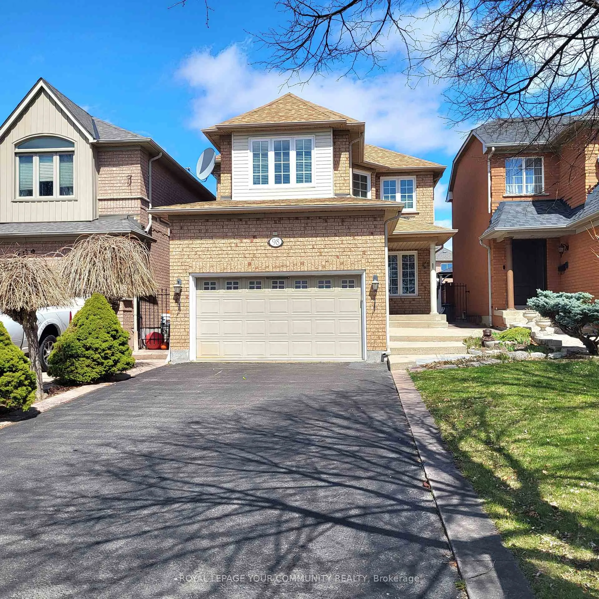 Photo 2 of 98 Sylwood Crescent, Vaughan, Maple — HOMEH