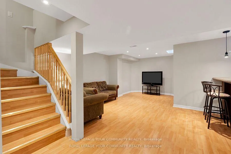 Photo 30 of 98 Sylwood Crescent, Vaughan, Maple — HOMEH