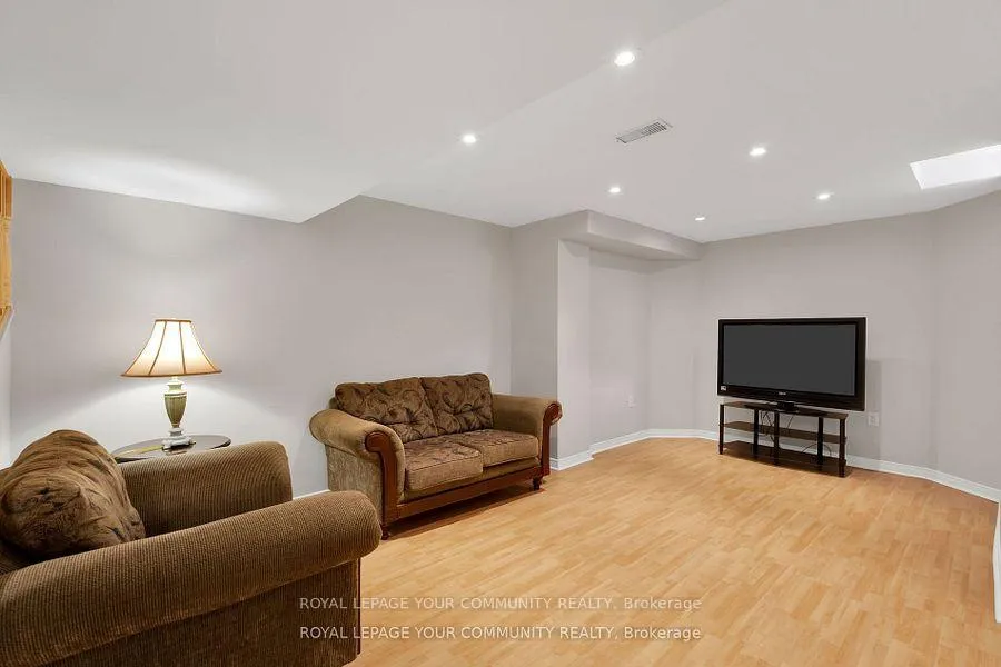 Photo 31 of 98 Sylwood Crescent, Vaughan, Maple — HOMEH