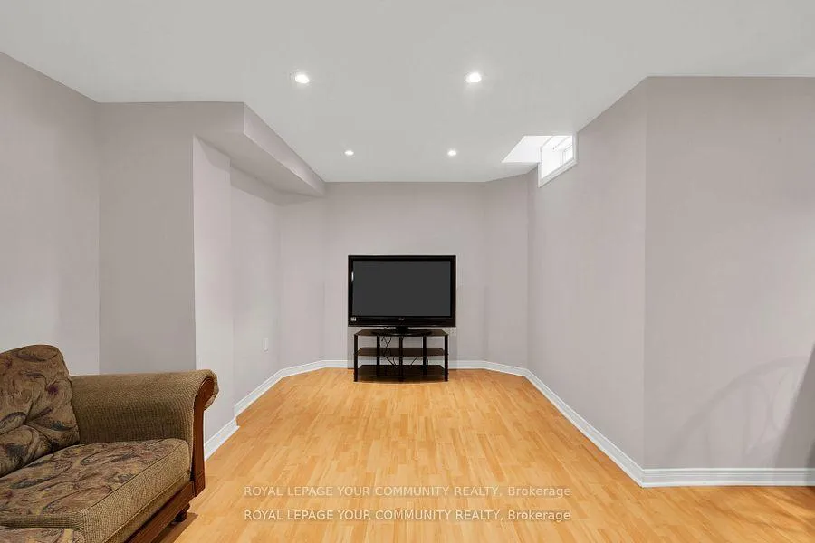 Photo 32 of 98 Sylwood Crescent, Vaughan, Maple — HOMEH
