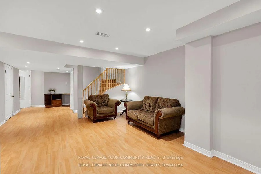 Photo 33 of 98 Sylwood Crescent, Vaughan, Maple — HOMEH