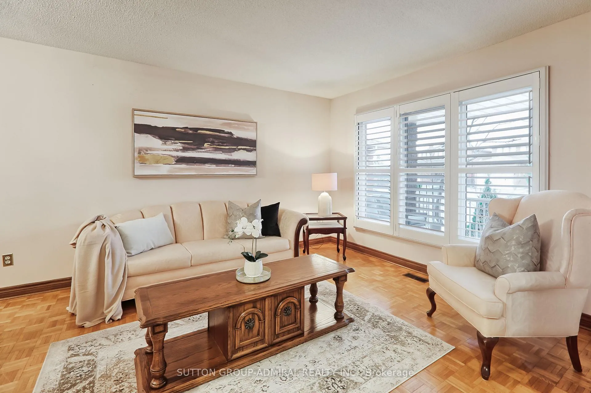 Photo 8 of 143 Adrianno Crescent, Vaughan, East Woodbridge — HOMEH