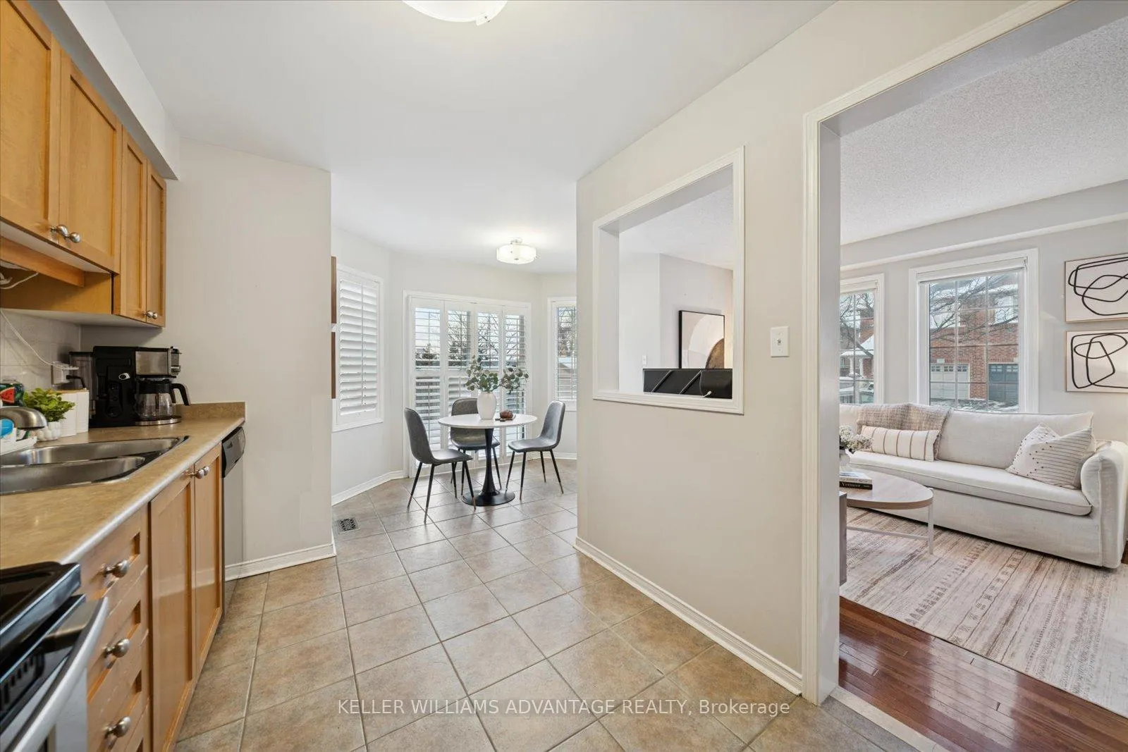 Photo 12 of 90 Collis Drive, Aurora, Bayview Northeast — HOMEH