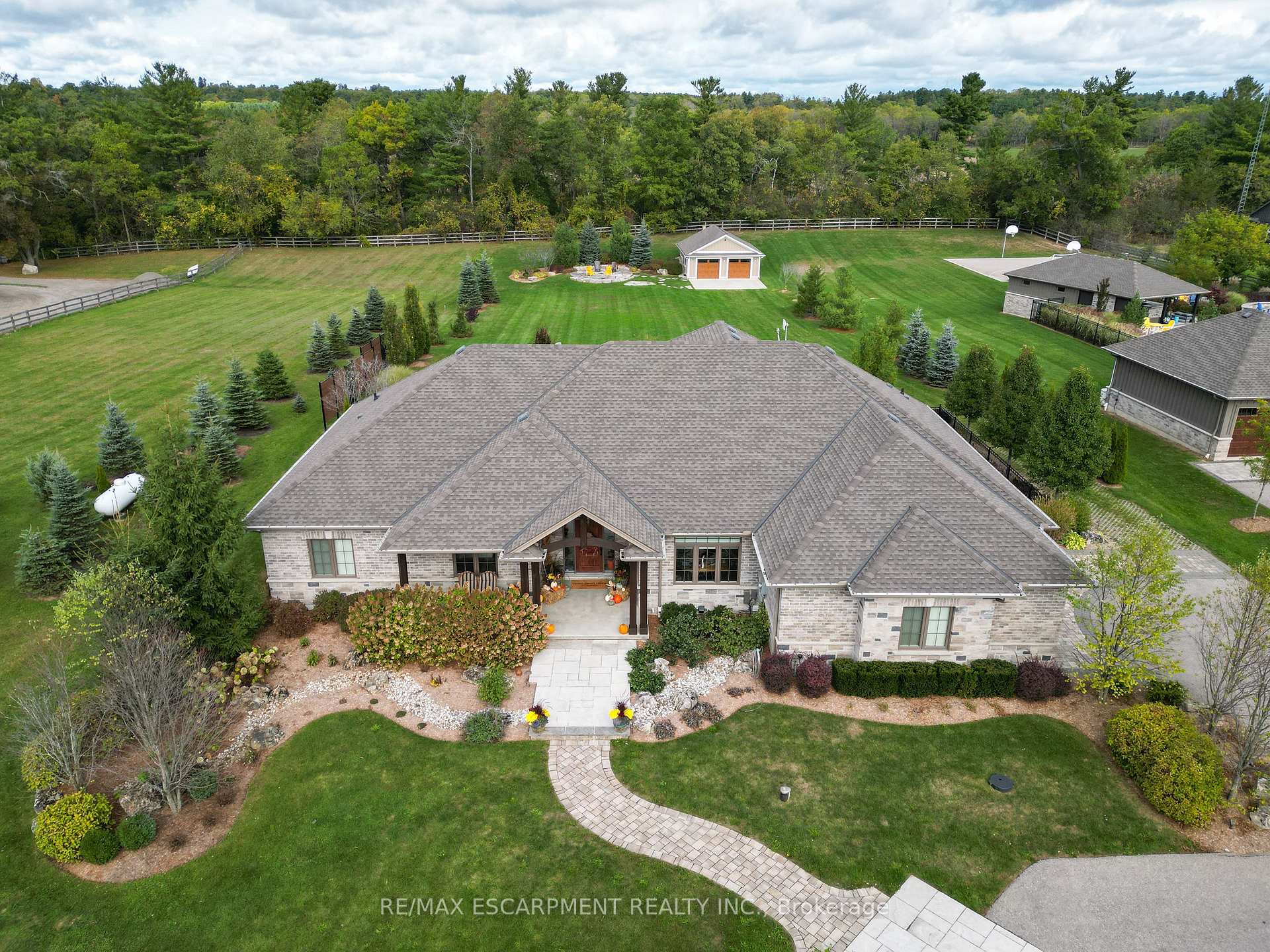 Photo 1 of 523 Blue Lake Road, Brant, South Dumfries — HOMEH