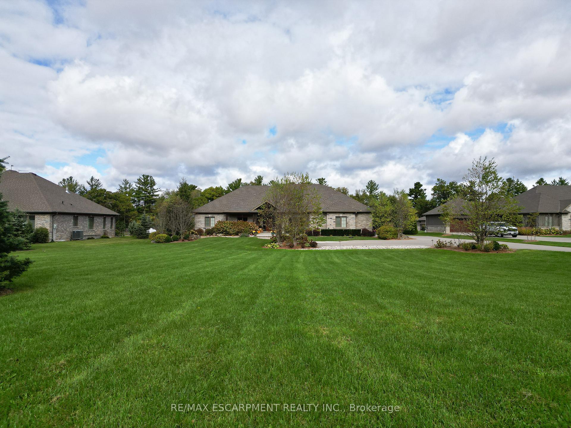 Photo 2 of 523 Blue Lake Road, Brant, South Dumfries — HOMEH