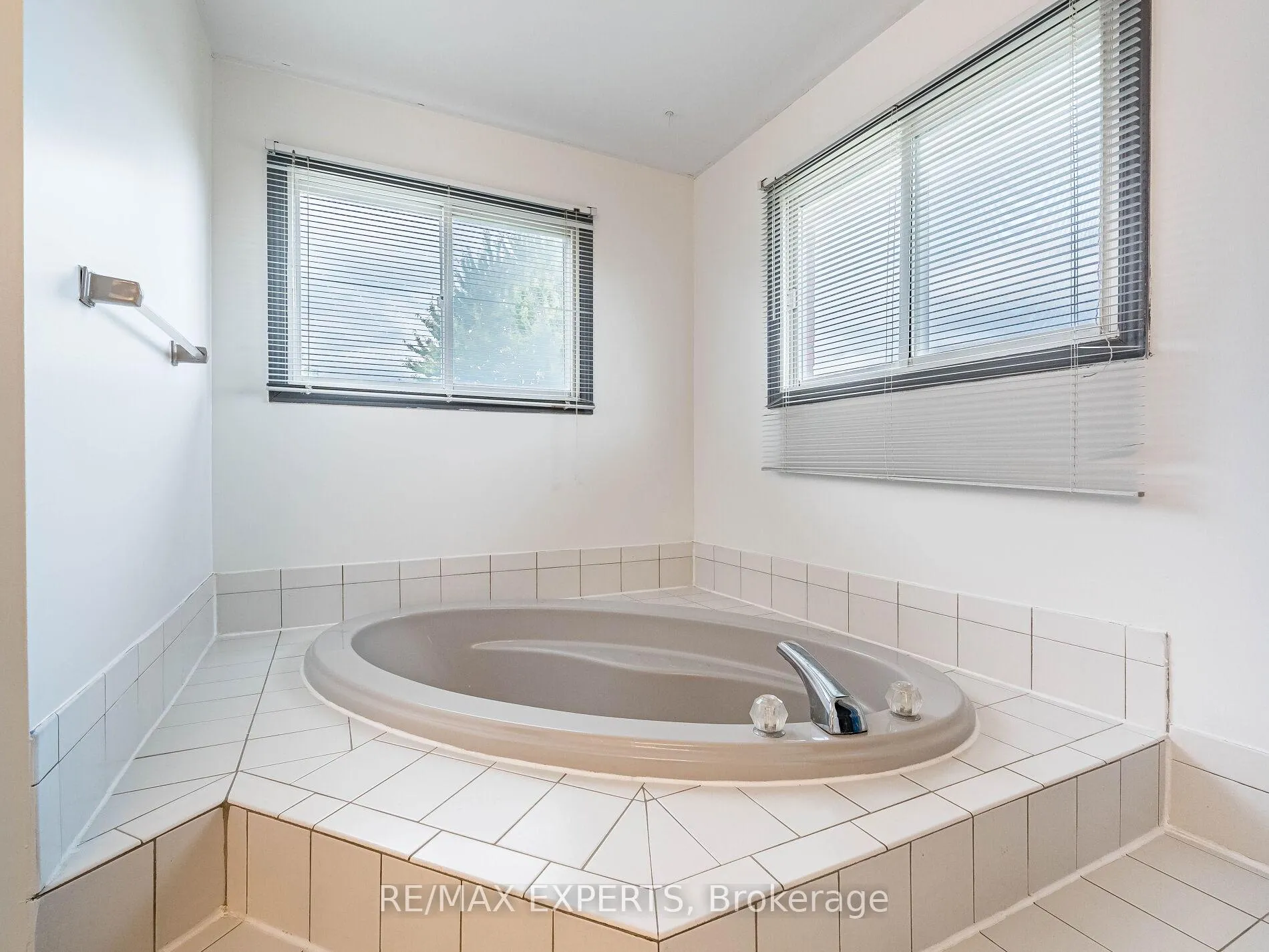 Photo 30 of 31 Mccabe Crescent, Caledon, Bolton North — HOMEH