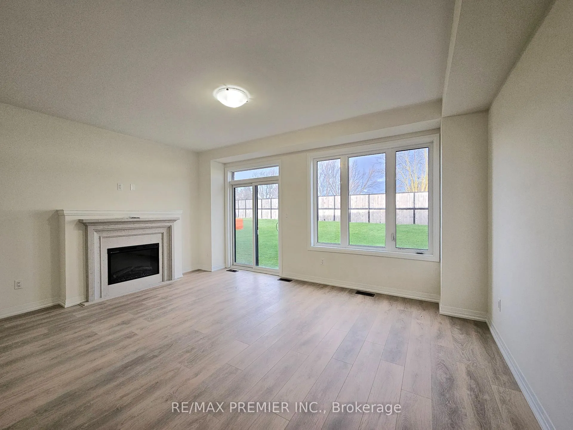Photo 4 of 30 Bluebird Lane, Barrie, Painswick South — HOMEH