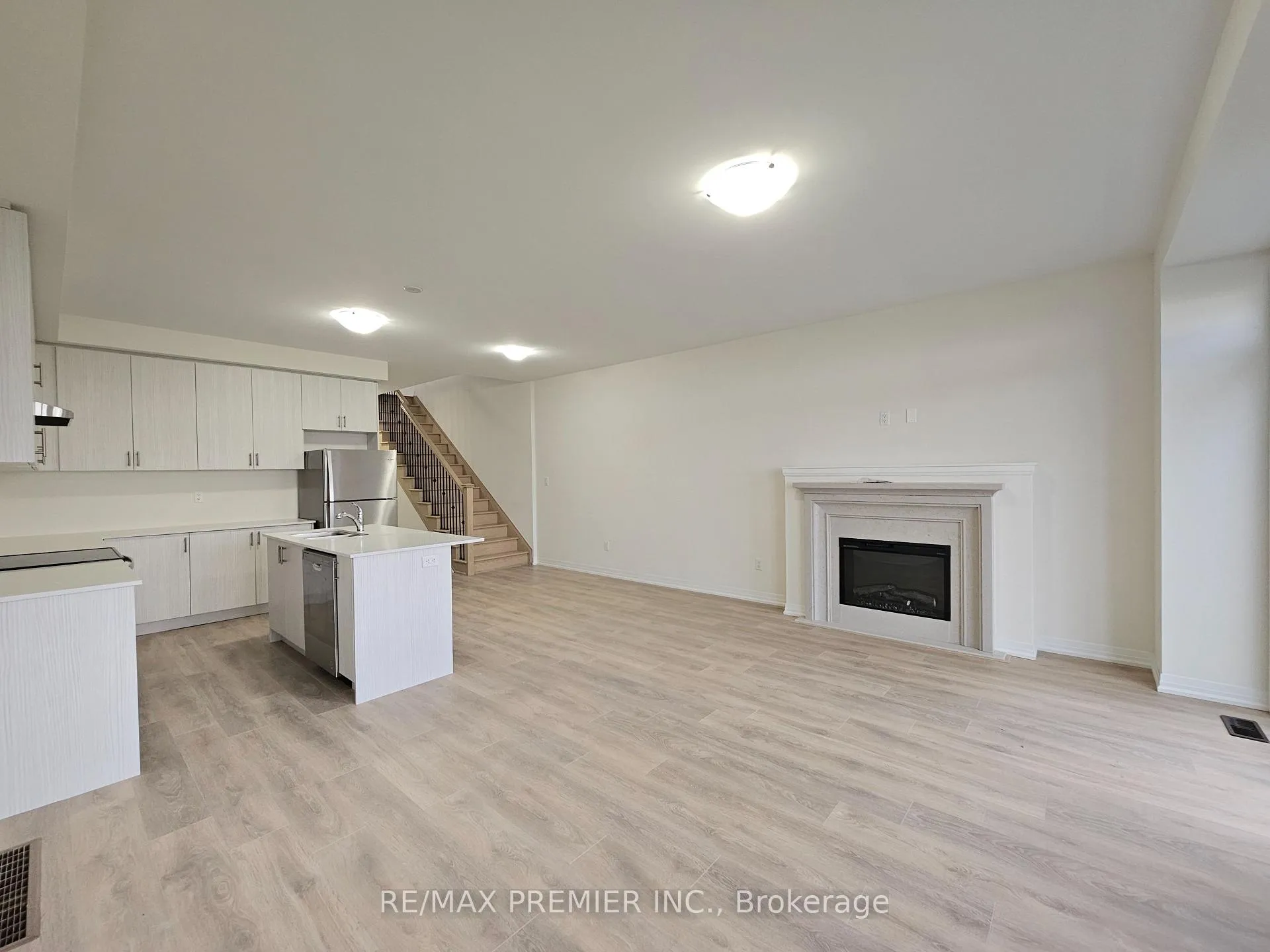 Photo 5 of 30 Bluebird Lane, Barrie, Painswick South — HOMEH