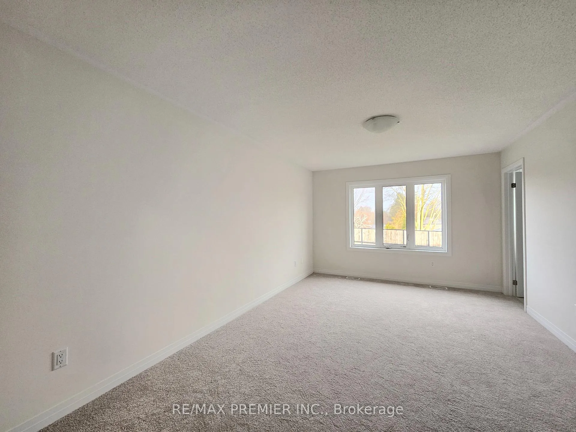 Photo 9 of 30 Bluebird Lane, Barrie, Painswick South — HOMEH