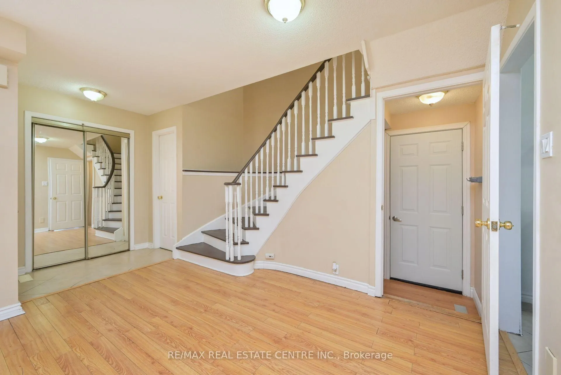 Photo 5 of 63 Candy Crescent, Brampton, Northwood Park — HOMEH
