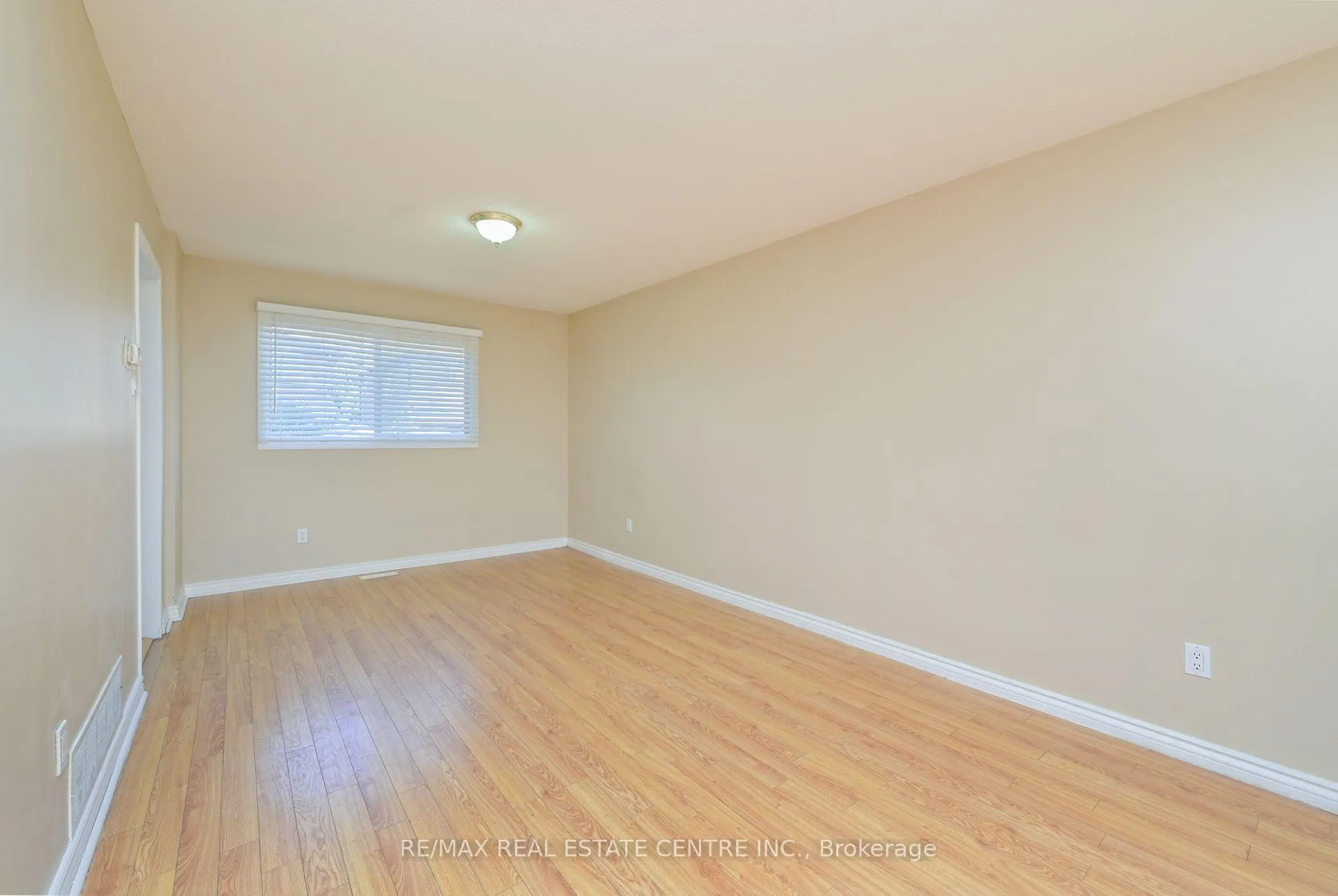 Photo 12 of 63 Candy Crescent, Brampton, Northwood Park — HOMEH