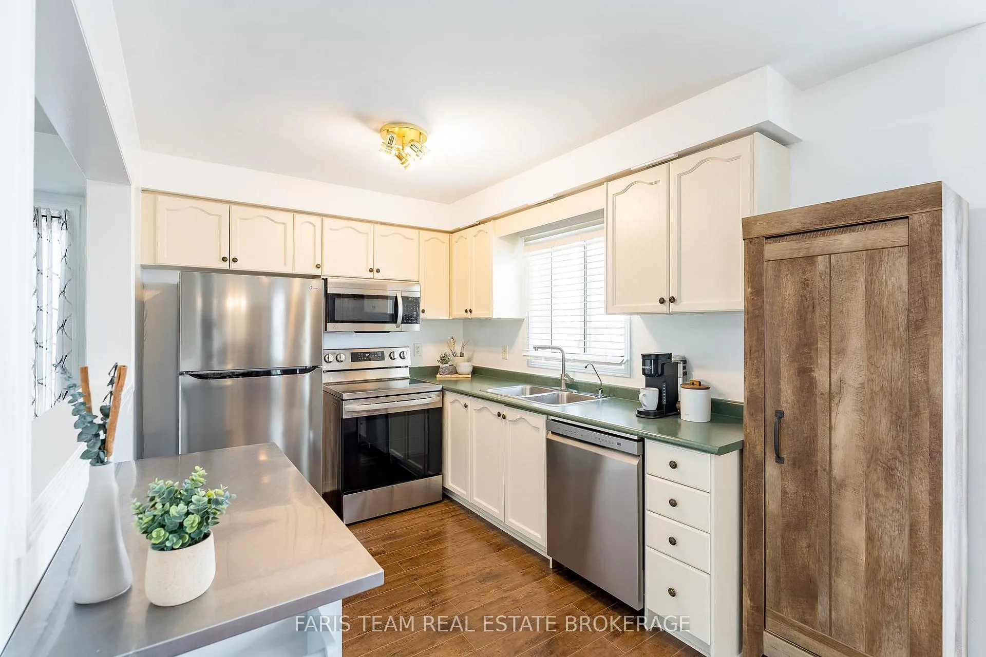 Photo 6 of 7 Round Leaf Court, Barrie, Holly — HOMEH