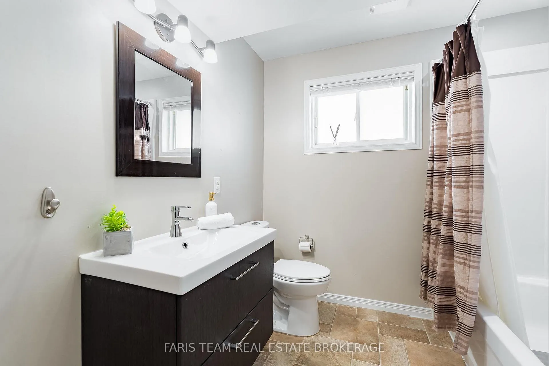 Photo 32 of 7 Round Leaf Court, Barrie, Holly — HOMEH