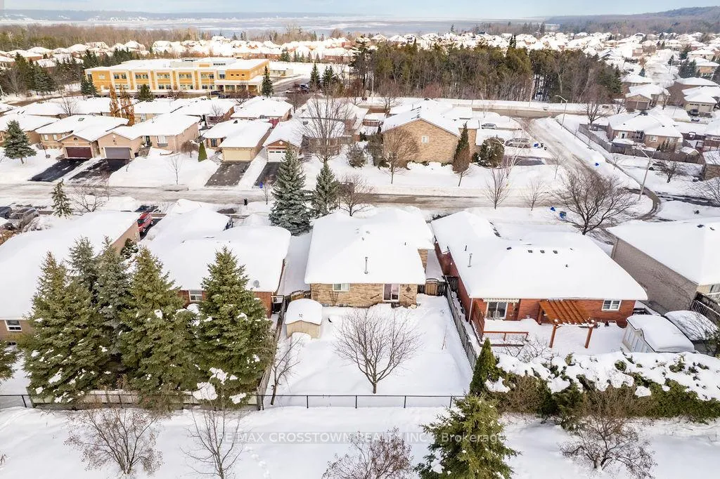 Photo 3 of 38 Brookfield Crescent, Barrie, Bayshore — HOMEH