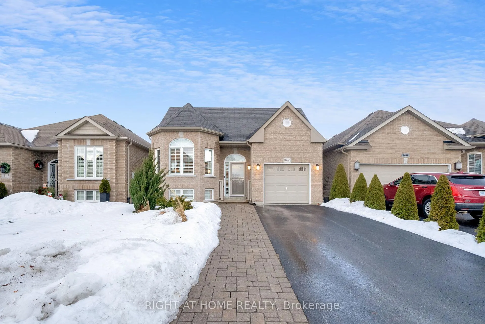 Photo 2 of 1645 Whitestone Drive, Oshawa, Samac — HOMEH