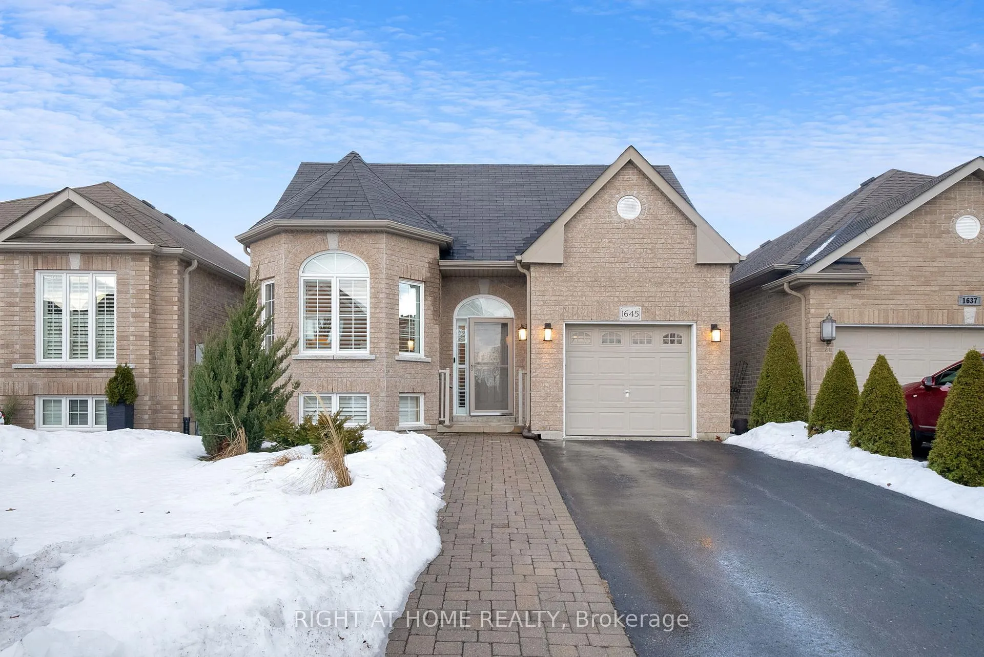 Photo 3 of 1645 Whitestone Drive, Oshawa, Samac — HOMEH