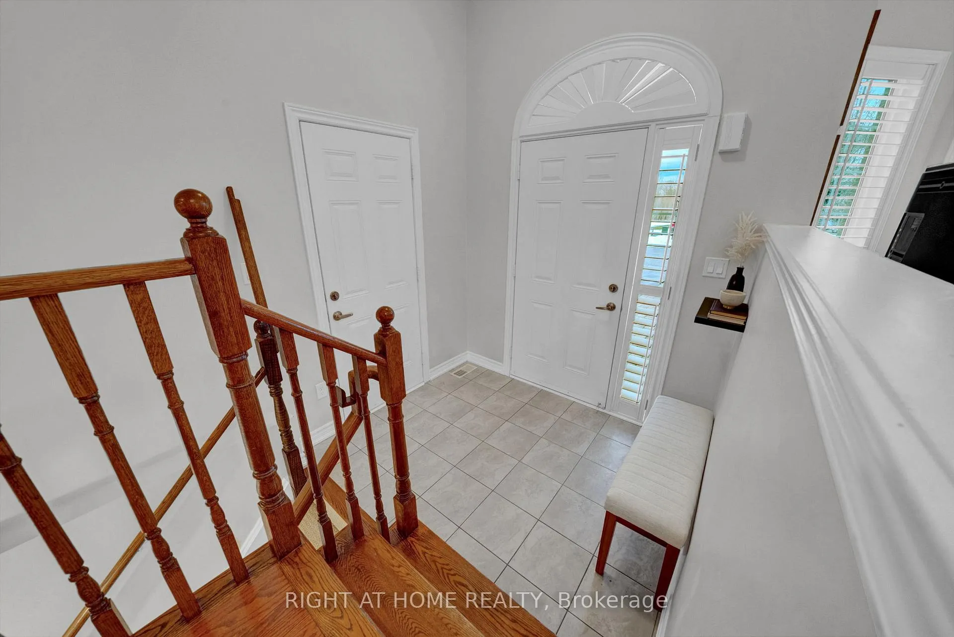 Photo 4 of 1645 Whitestone Drive, Oshawa, Samac — HOMEH