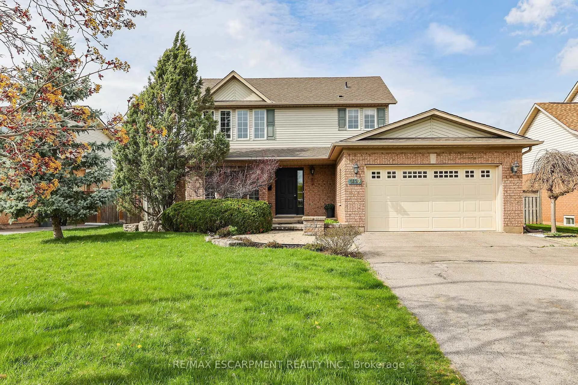 Photo 2 of 5129 Crimson King Way, Lincoln, Beamsville — HOMEH