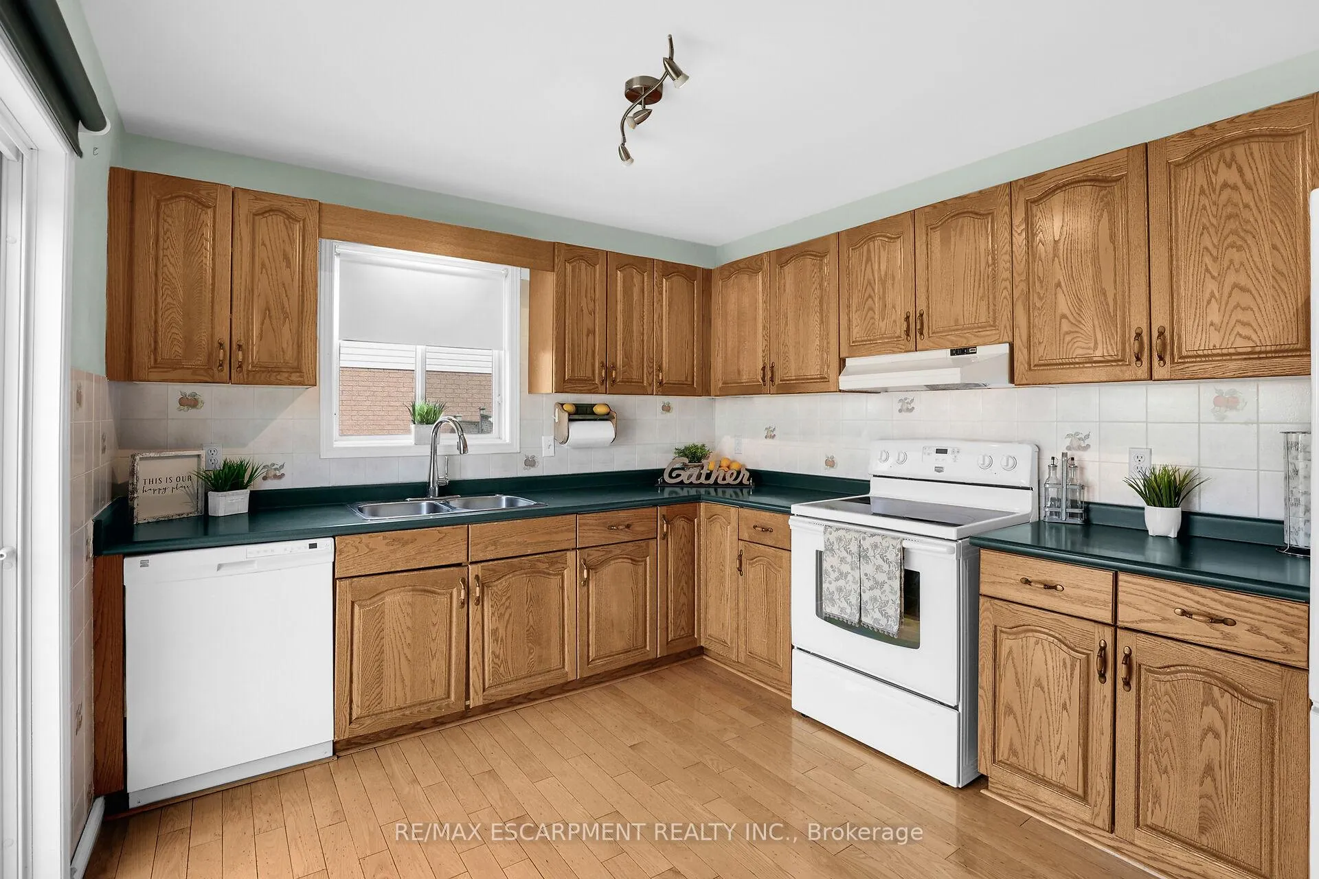 Photo 15 of 5129 Crimson King Way, Lincoln, Beamsville — HOMEH
