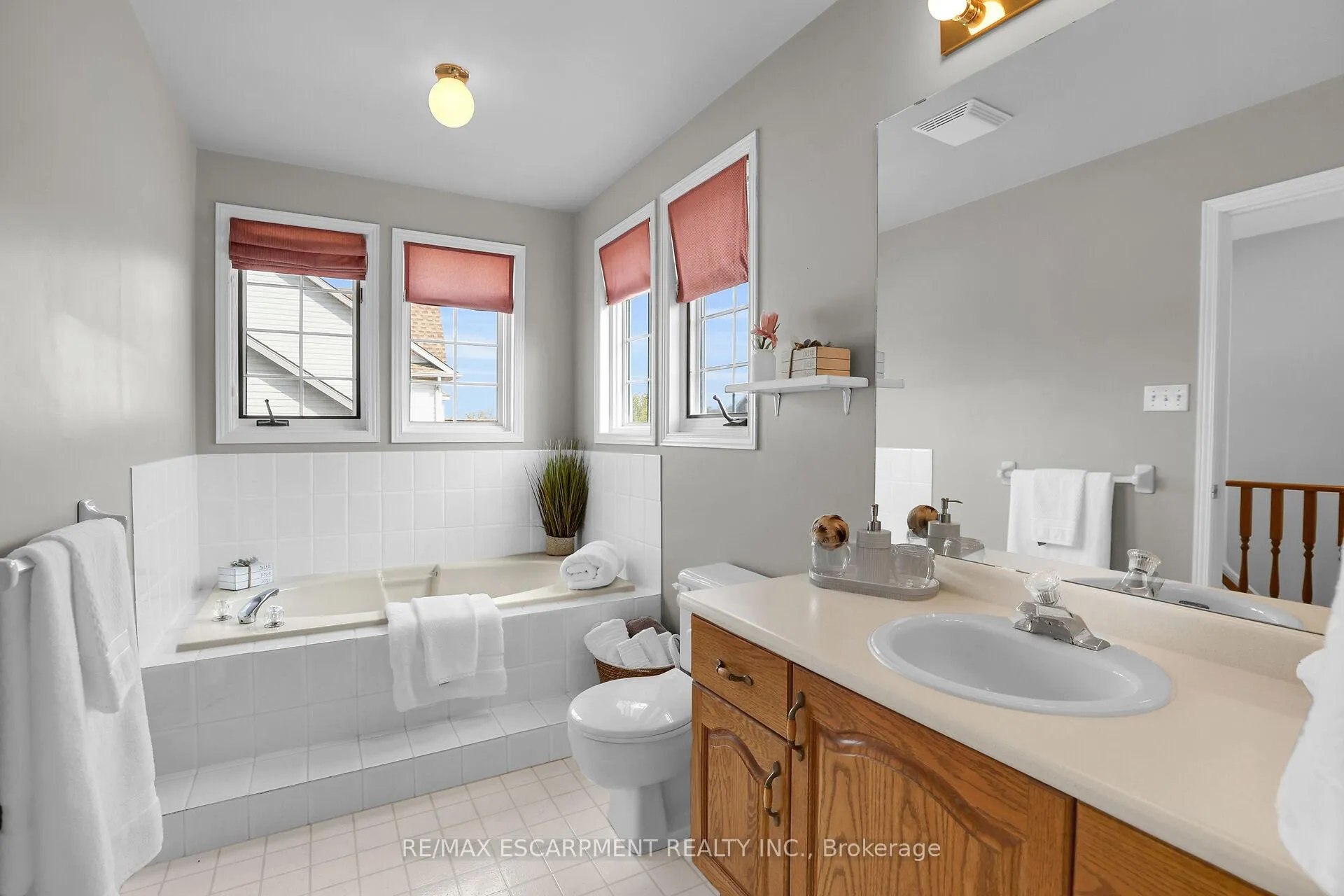 Photo 26 of 5129 Crimson King Way, Lincoln, Beamsville — HOMEH