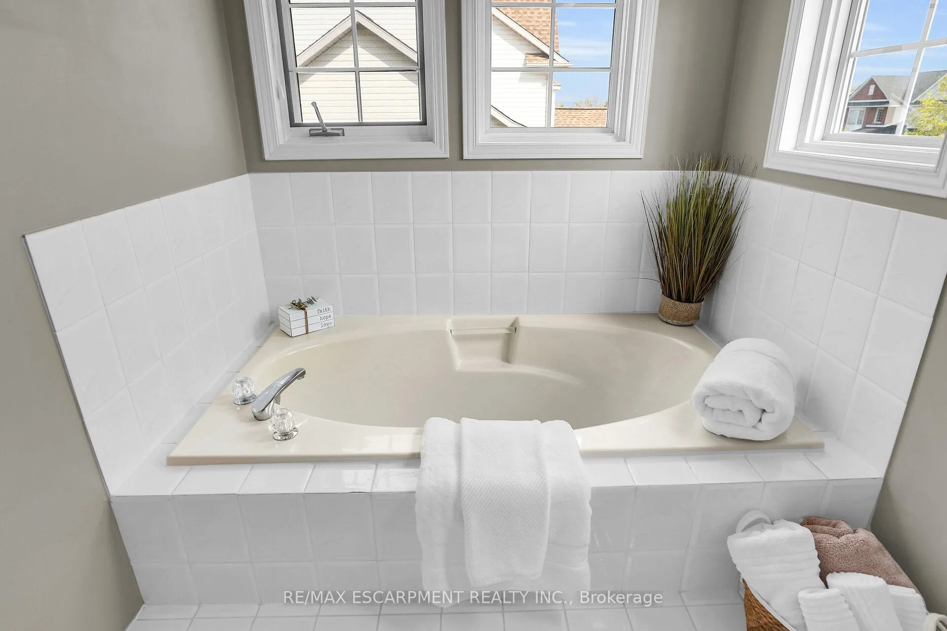 Photo 27 of 5129 Crimson King Way, Lincoln, Beamsville — HOMEH