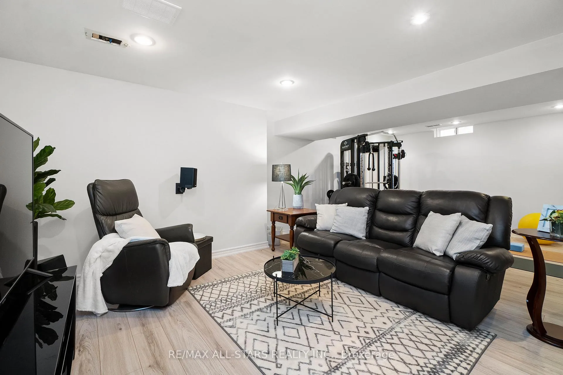 Photo 32 of 28 White Cedar Drive, Markham, Legacy — HOMEH