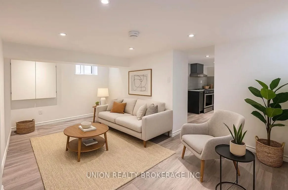 Photo 8 of 33 Harris Avenue, Toronto, East End-Danforth — HOMEH