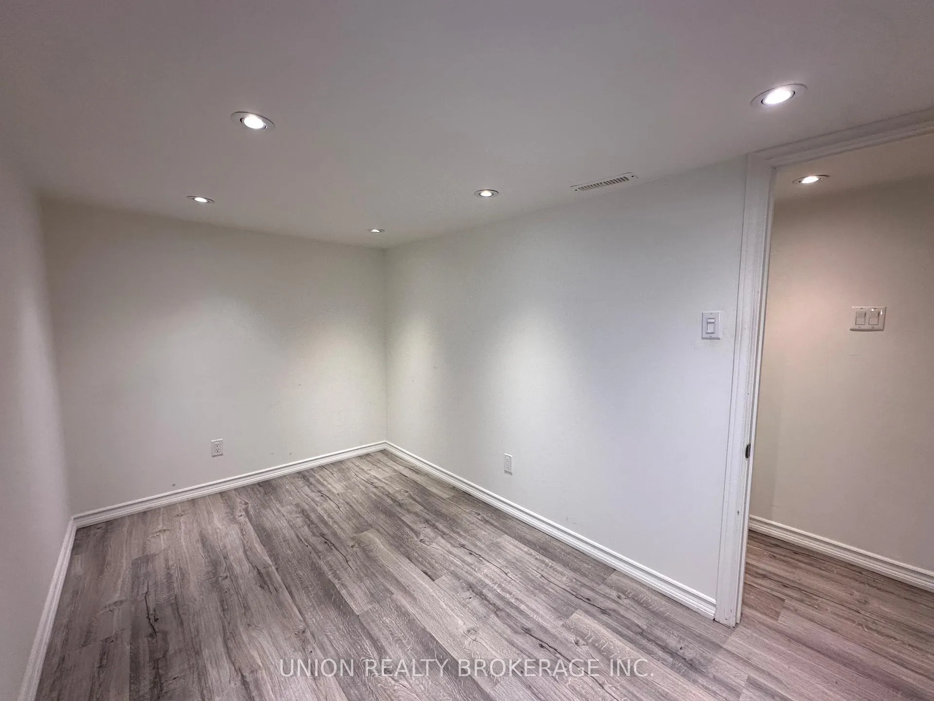 Photo 10 of 33 Harris Avenue, Toronto, East End-Danforth — HOMEH