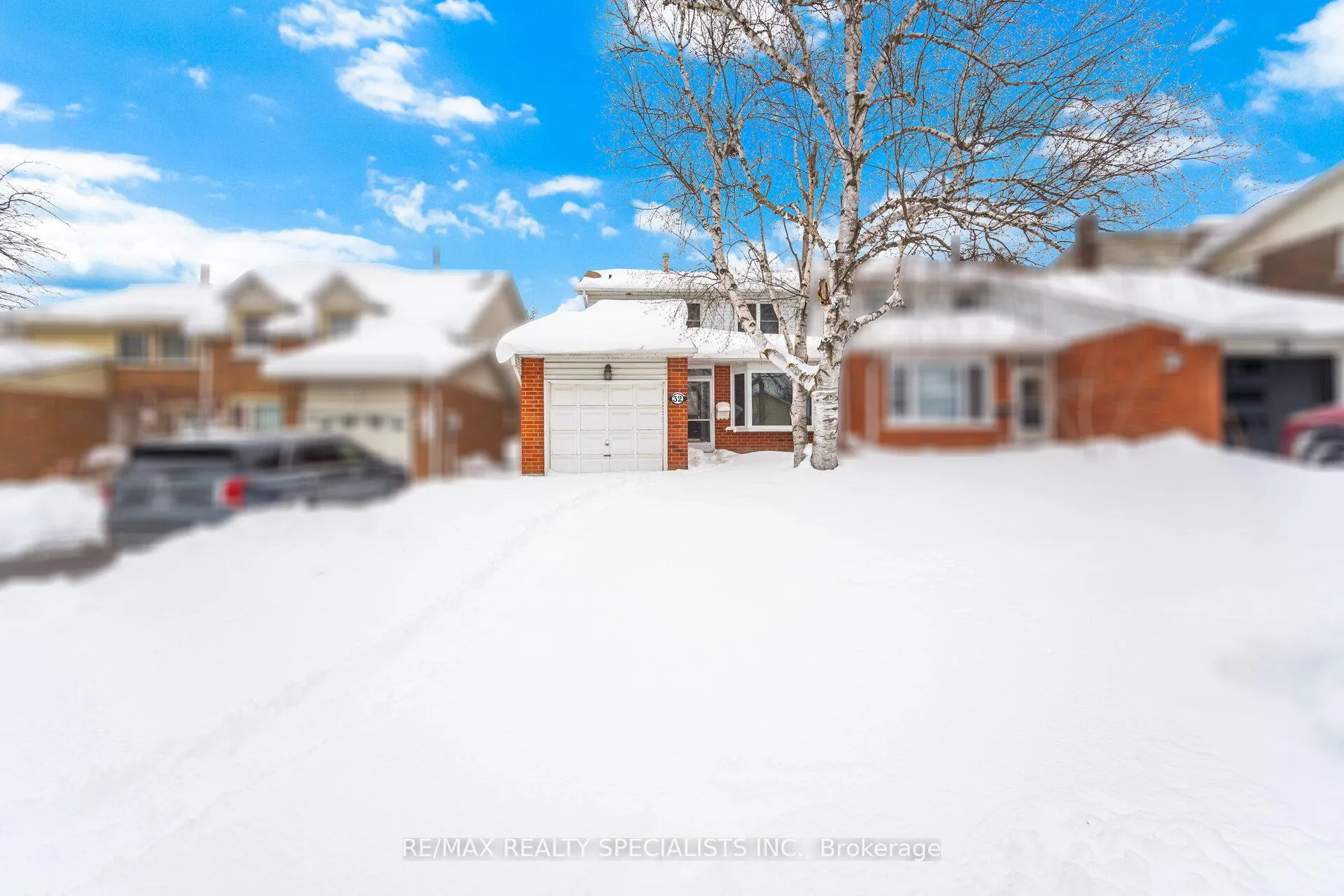 Photo 2 of 32 Courtleigh Square, Brampton, Heart Lake East — HOMEH