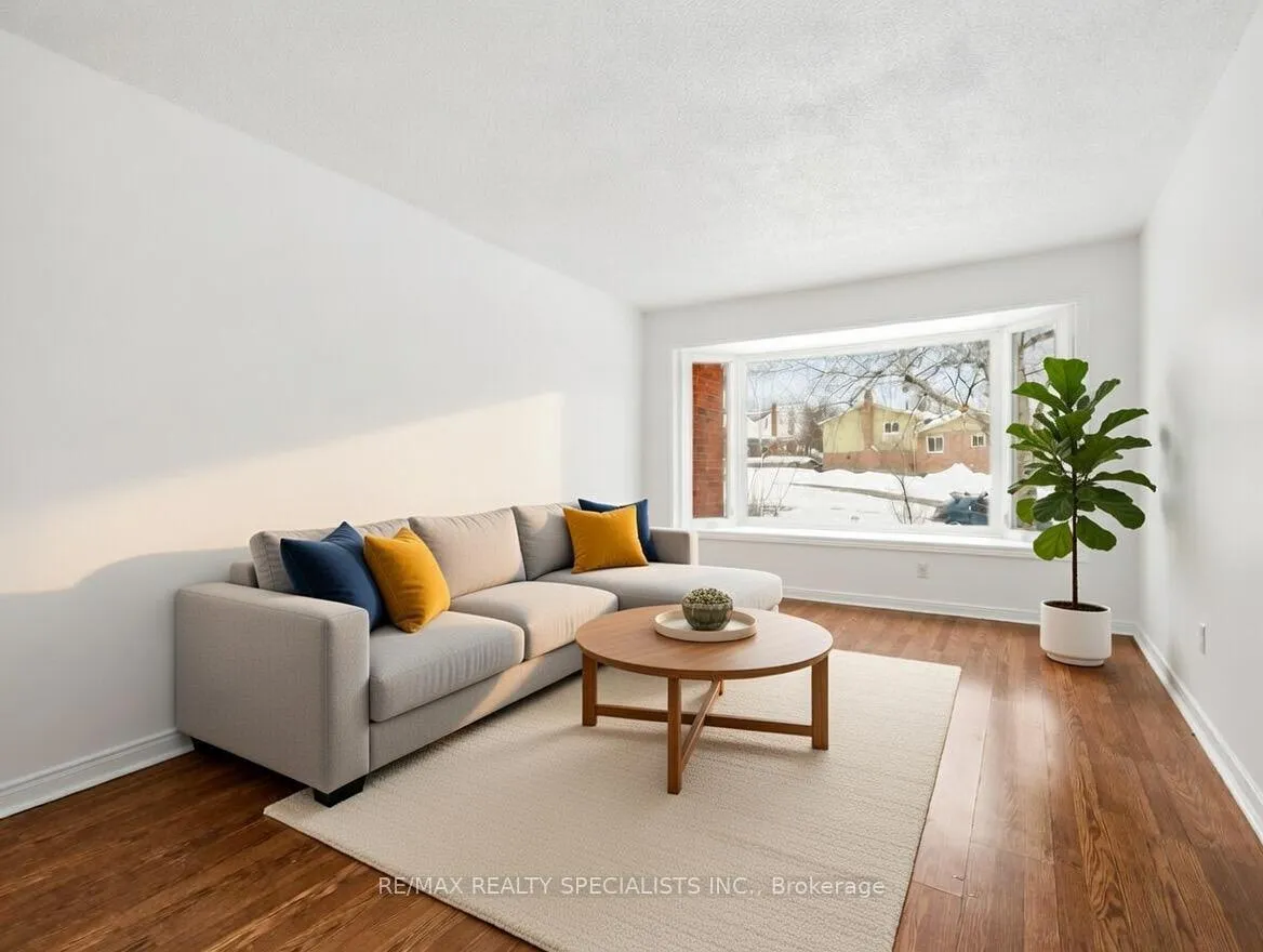 Photo 3 of 32 Courtleigh Square, Brampton, Heart Lake East — HOMEH