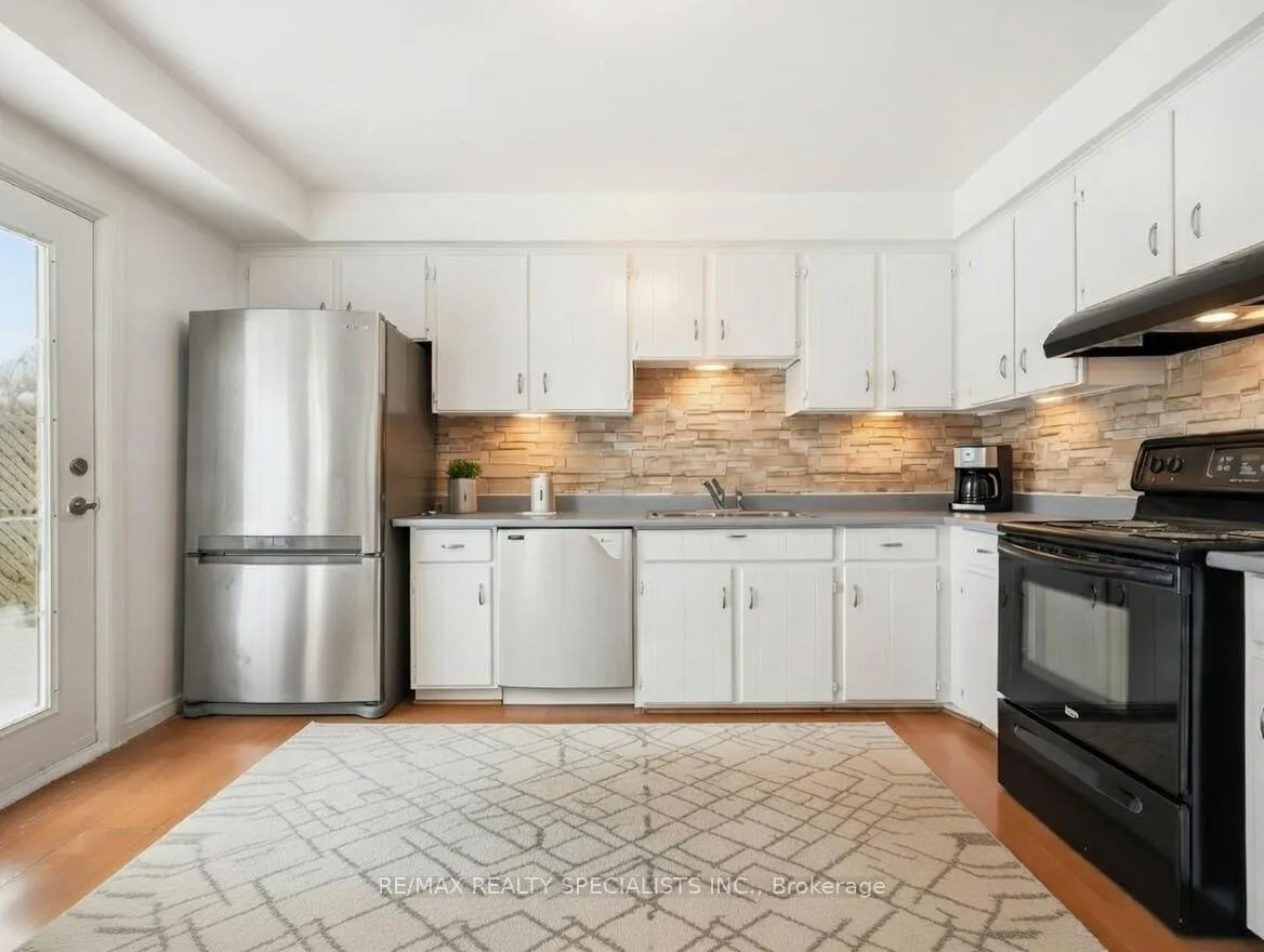 Photo 6 of 32 Courtleigh Square, Brampton, Heart Lake East — HOMEH