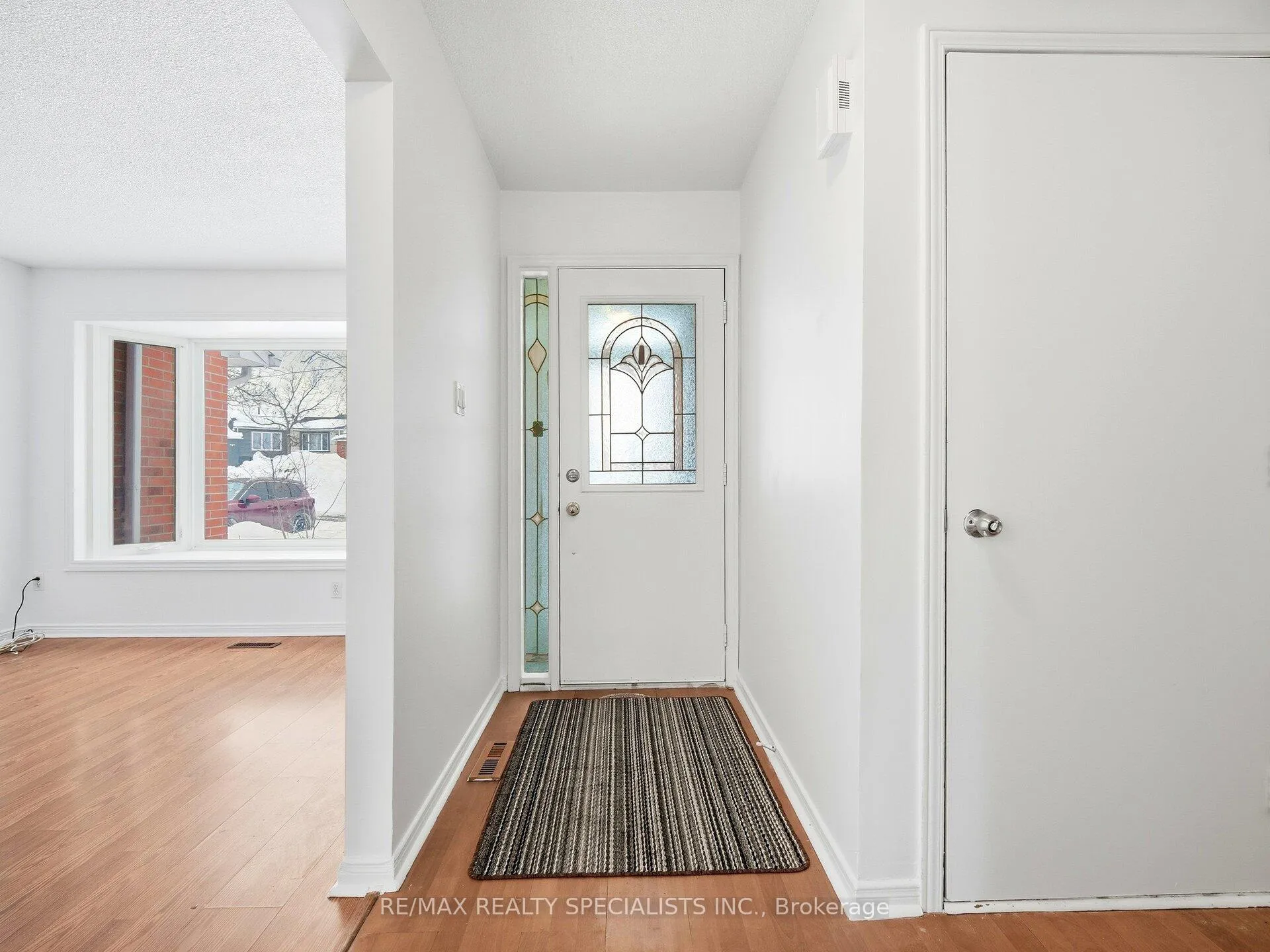 Photo 10 of 32 Courtleigh Square, Brampton, Heart Lake East — HOMEH