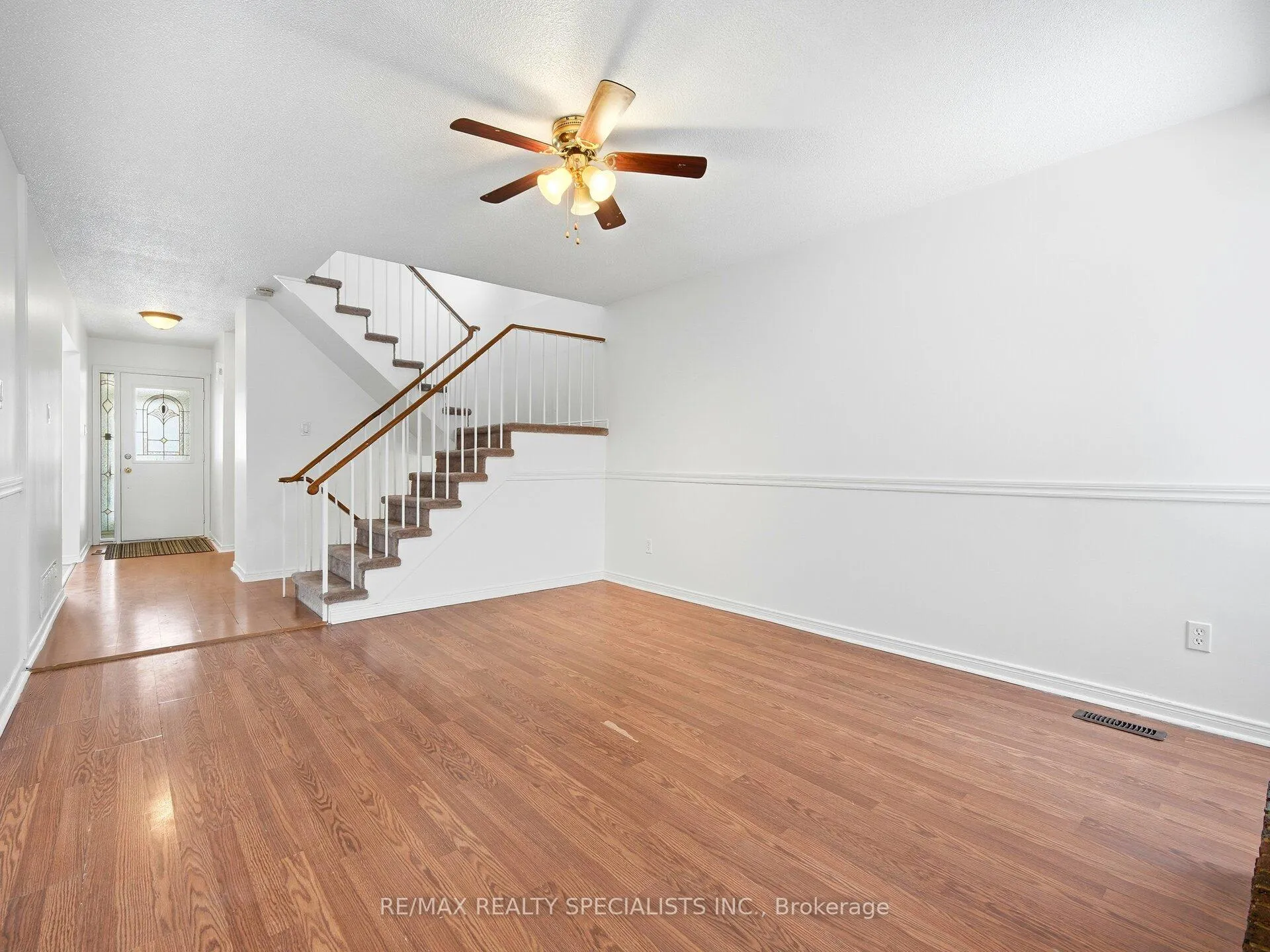 Photo 11 of 32 Courtleigh Square, Brampton, Heart Lake East — HOMEH