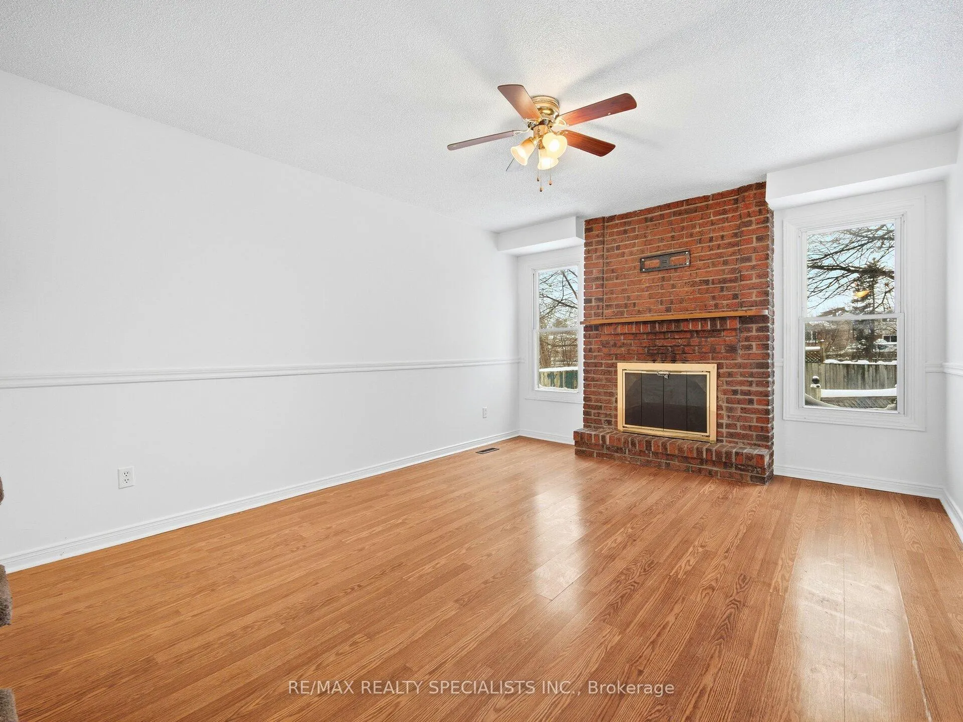 Photo 12 of 32 Courtleigh Square, Brampton, Heart Lake East — HOMEH