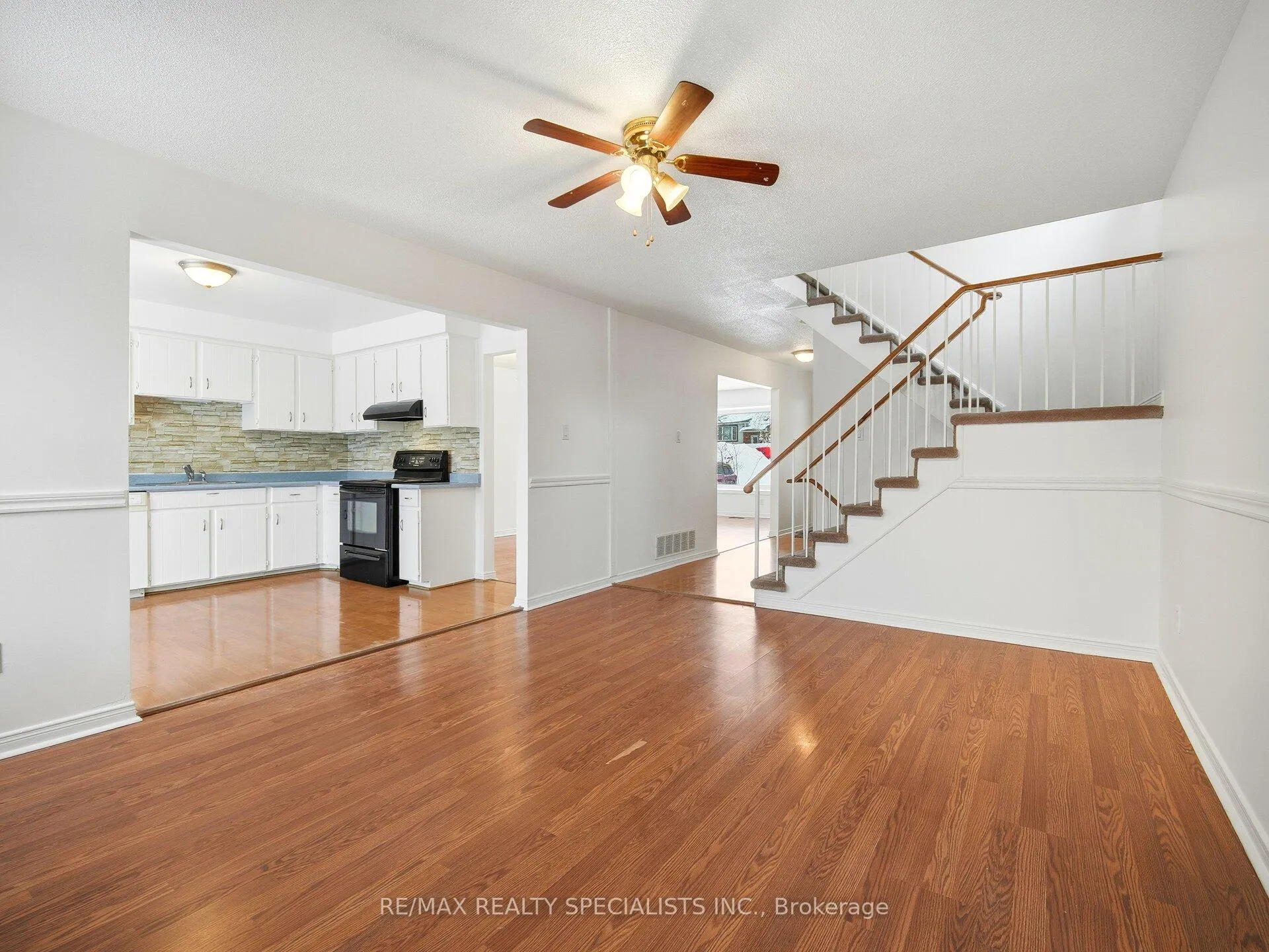 Photo 14 of 32 Courtleigh Square, Brampton, Heart Lake East — HOMEH