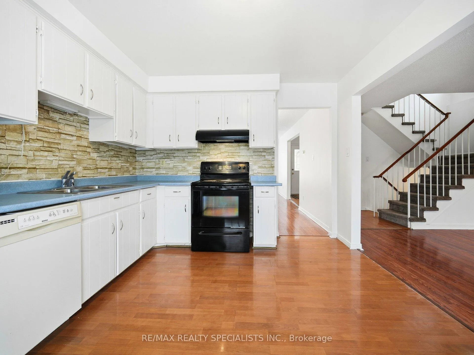 Photo 16 of 32 Courtleigh Square, Brampton, Heart Lake East — HOMEH