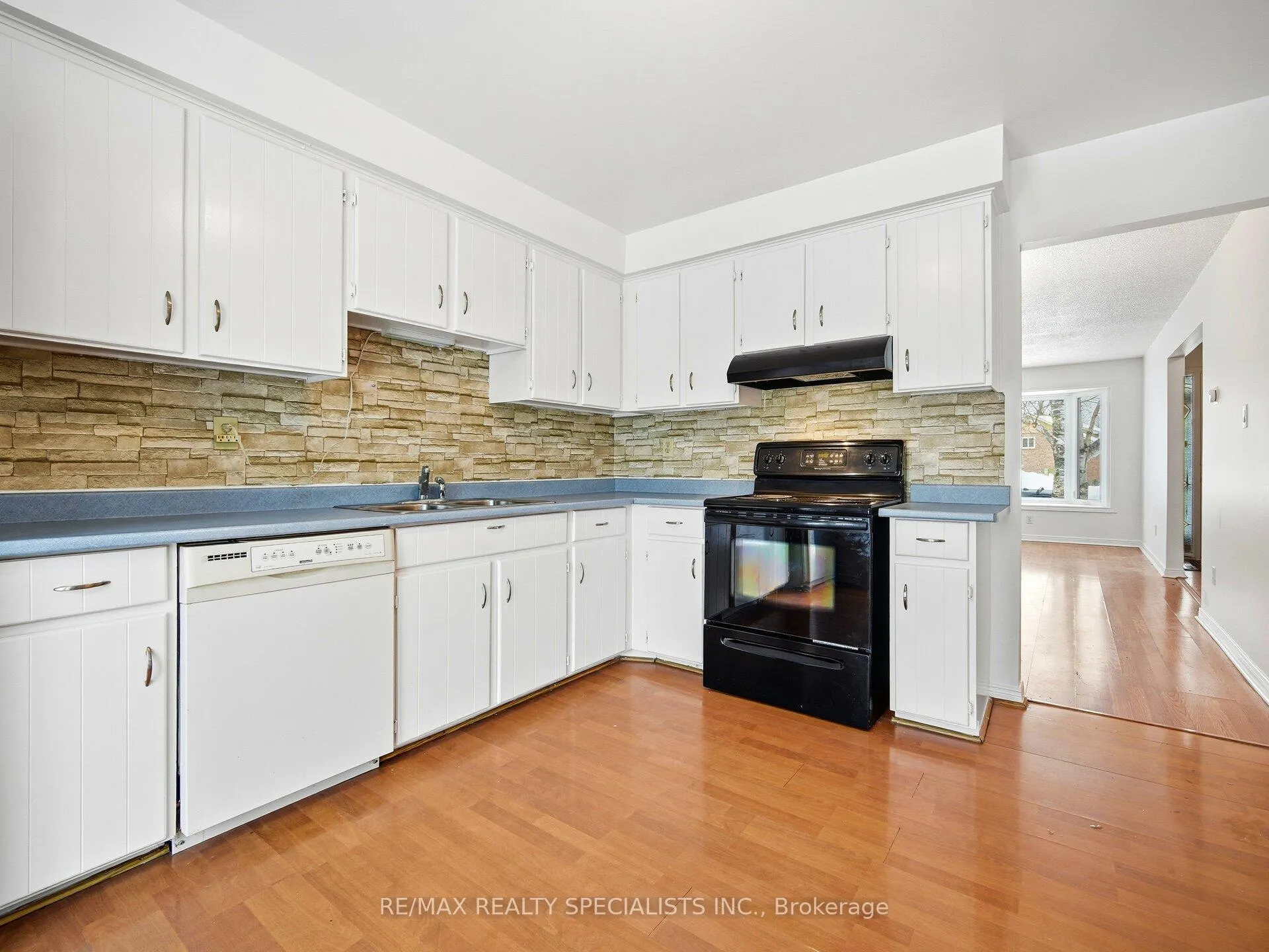 Photo 17 of 32 Courtleigh Square, Brampton, Heart Lake East — HOMEH