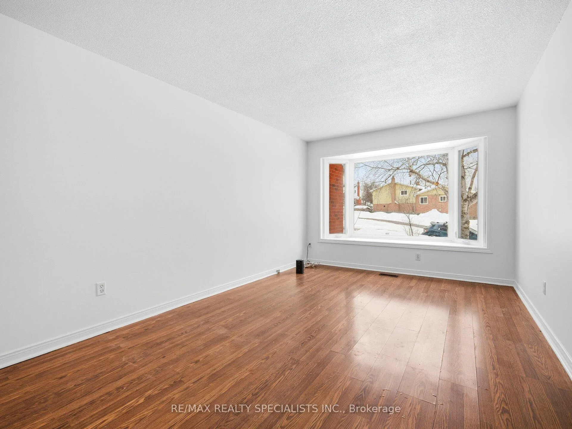 Photo 23 of 32 Courtleigh Square, Brampton, Heart Lake East — HOMEH